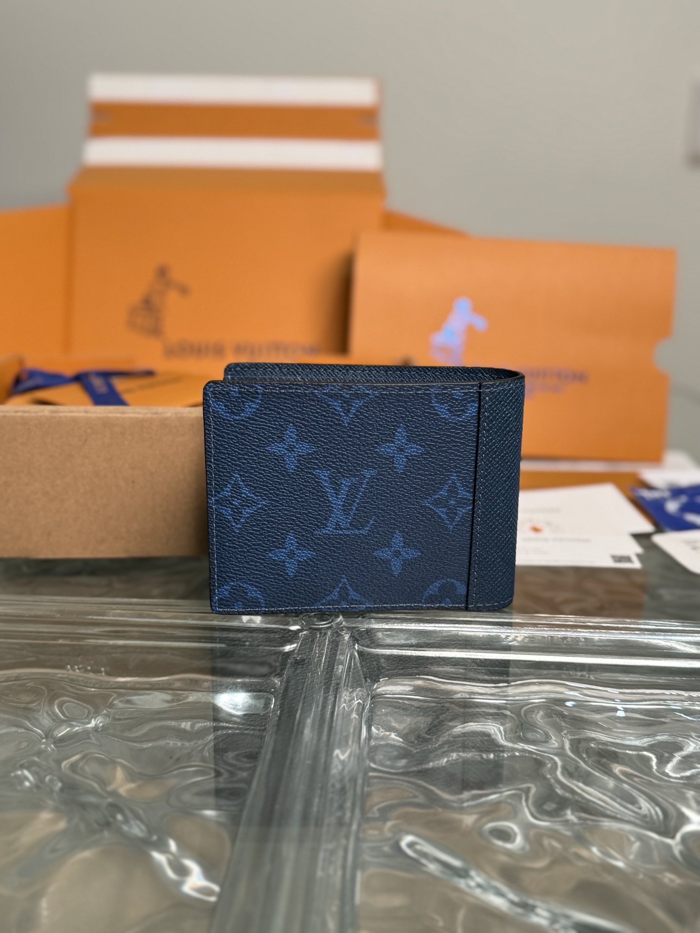 p250。M30299【官方全钢芯片163c01】
Multiple 钱夹选用 Monogram 帆布与 Taïga 皮革塑造叠色效果，勾勒简明线条。内含多个隔层与卡位，可收纳银行卡、票据与纸钞，亦可轻松置于大部分口袋之中。11.5x9.0x1.5cm 