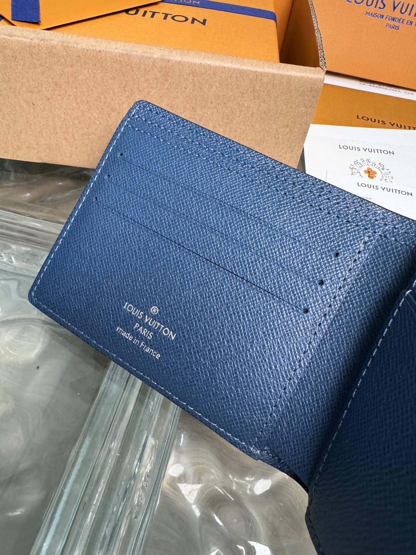 p250。M30299【官方全钢芯片163c01】
Multiple 钱夹选用 Monogram 帆布与 Taïga 皮革塑造叠色效果，勾勒简明线条。内含多个隔层与卡位，可收纳银行卡、票据与纸钞，亦可轻松置于大部分口袋之中。11.5x9.0x1.5cm 