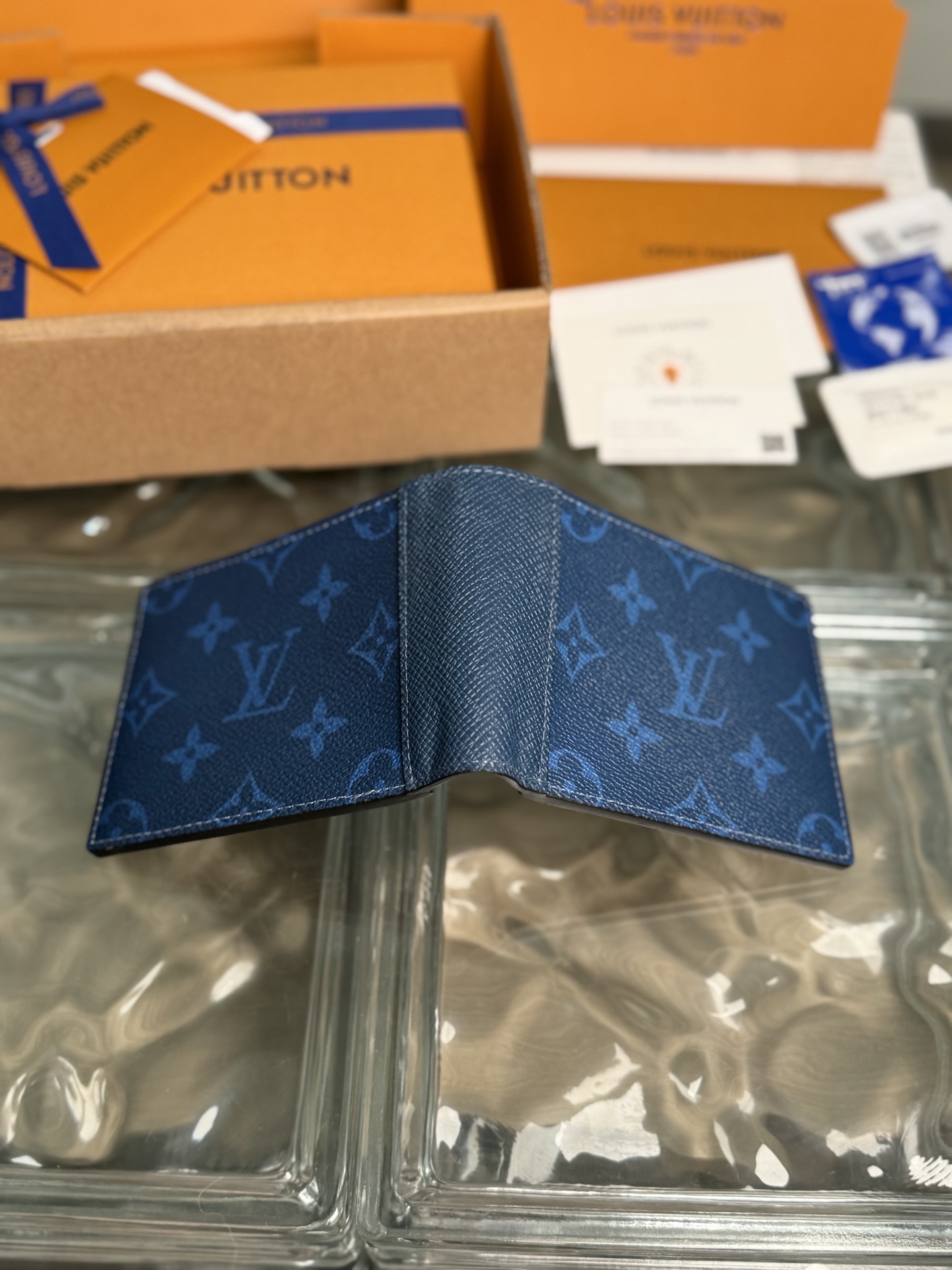 p250。M30299【官方全钢芯片163c01】
Multiple 钱夹选用 Monogram 帆布与 Taïga 皮革塑造叠色效果，勾勒简明线条。内含多个隔层与卡位，可收纳银行卡、票据与纸钞，亦可轻松置于大部分口袋之中。11.5x9.0x1.5cm 