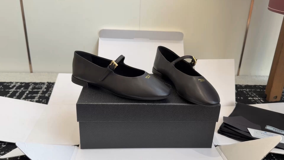 东莞代购级 prada 普拉达26ss新款单鞋 上班、约会、都非常ok的款,简约精练,时尚款单鞋 面料:羊皮 内里:羊 东莞代购级 prada 普拉达26ss新款单鞋 上班、约会、都非常ok的款,简约精练,时尚款单鞋 面料:羊皮 内里:羊