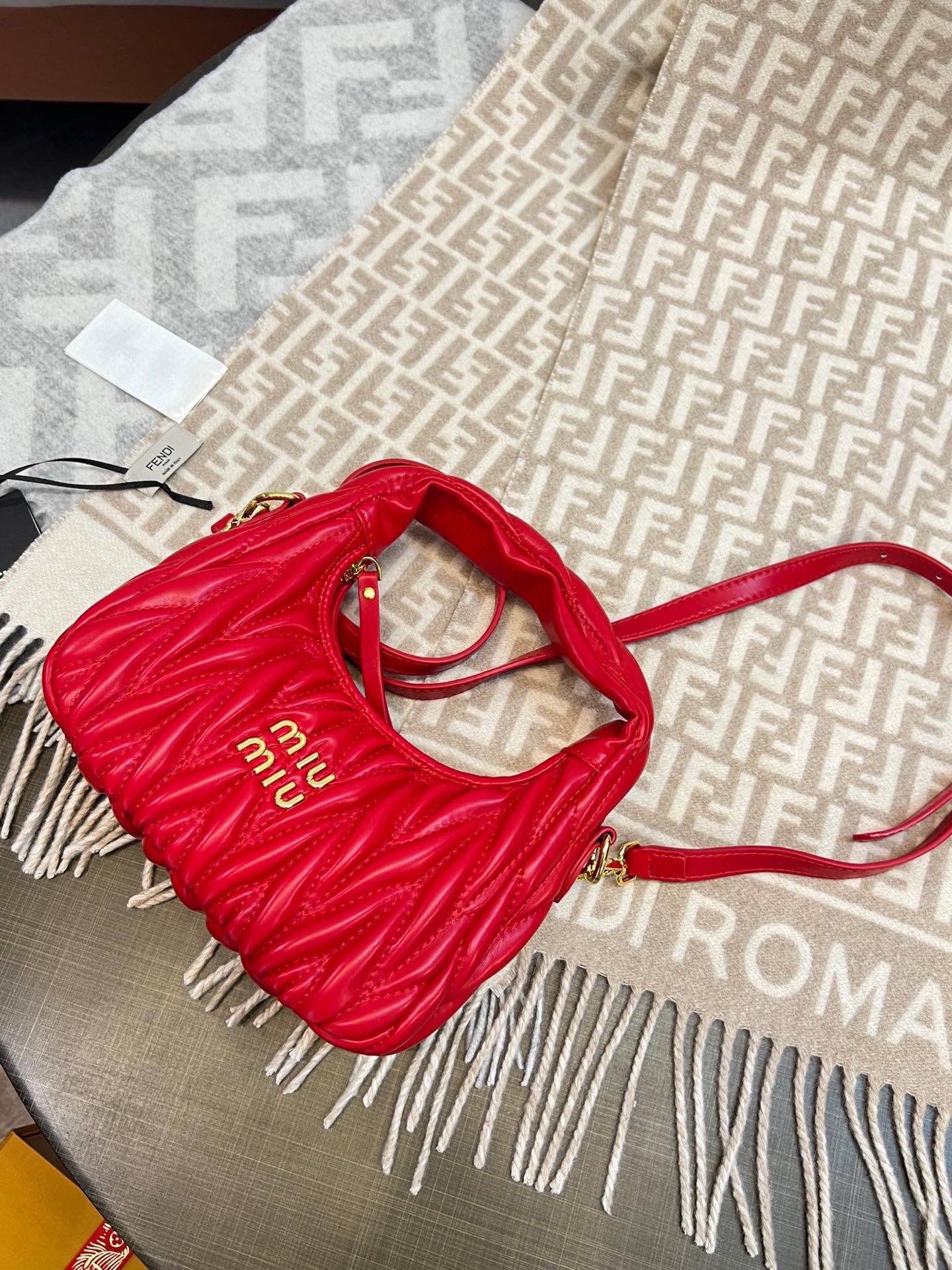 💰175包邮 礼盒包装
miumiu新款褶皱羊皮hobo包，通过褶皱衍缝工艺既能避免娇嫩羊皮的划伤又能很好的塑形，减轻包包整体重量，一举多得，手感更舒适，如同婴儿肌肤般柔软。
尺寸：22*14*6cm
一整个都很有设计看点，第一眼就挪不开眼睛了💕