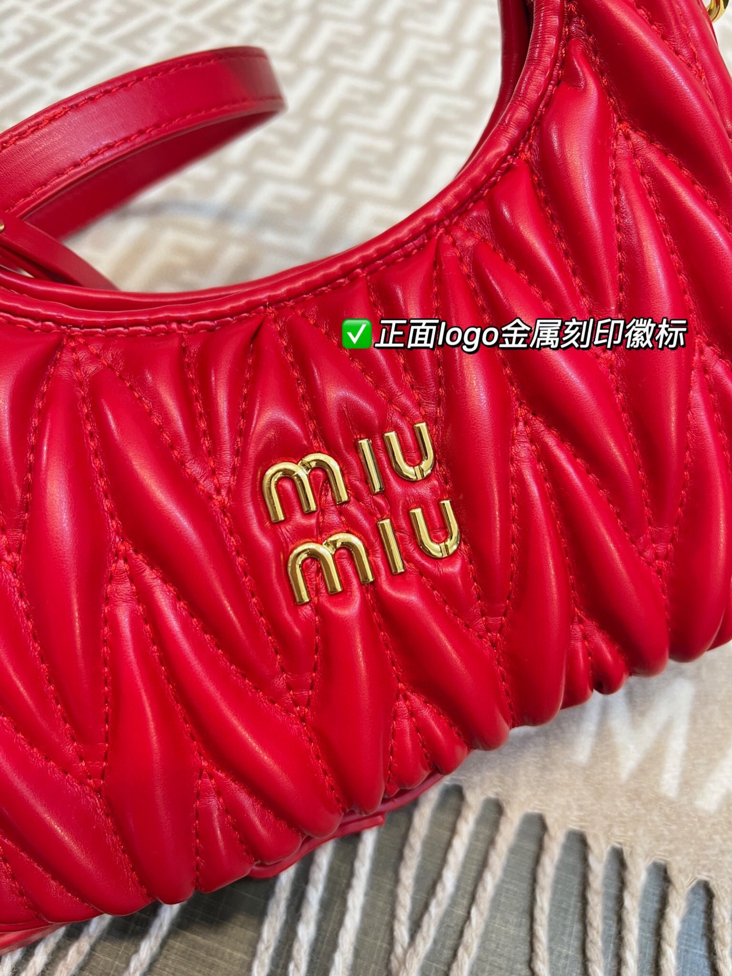 💰175包邮 礼盒包装
miumiu新款褶皱羊皮hobo包，通过褶皱衍缝工艺既能避免娇嫩羊皮的划伤又能很好的塑形，减轻包包整体重量，一举多得，手感更舒适，如同婴儿肌肤般柔软。
尺寸：22*14*6cm
一整个都很有设计看点，第一眼就挪不开眼睛了💕