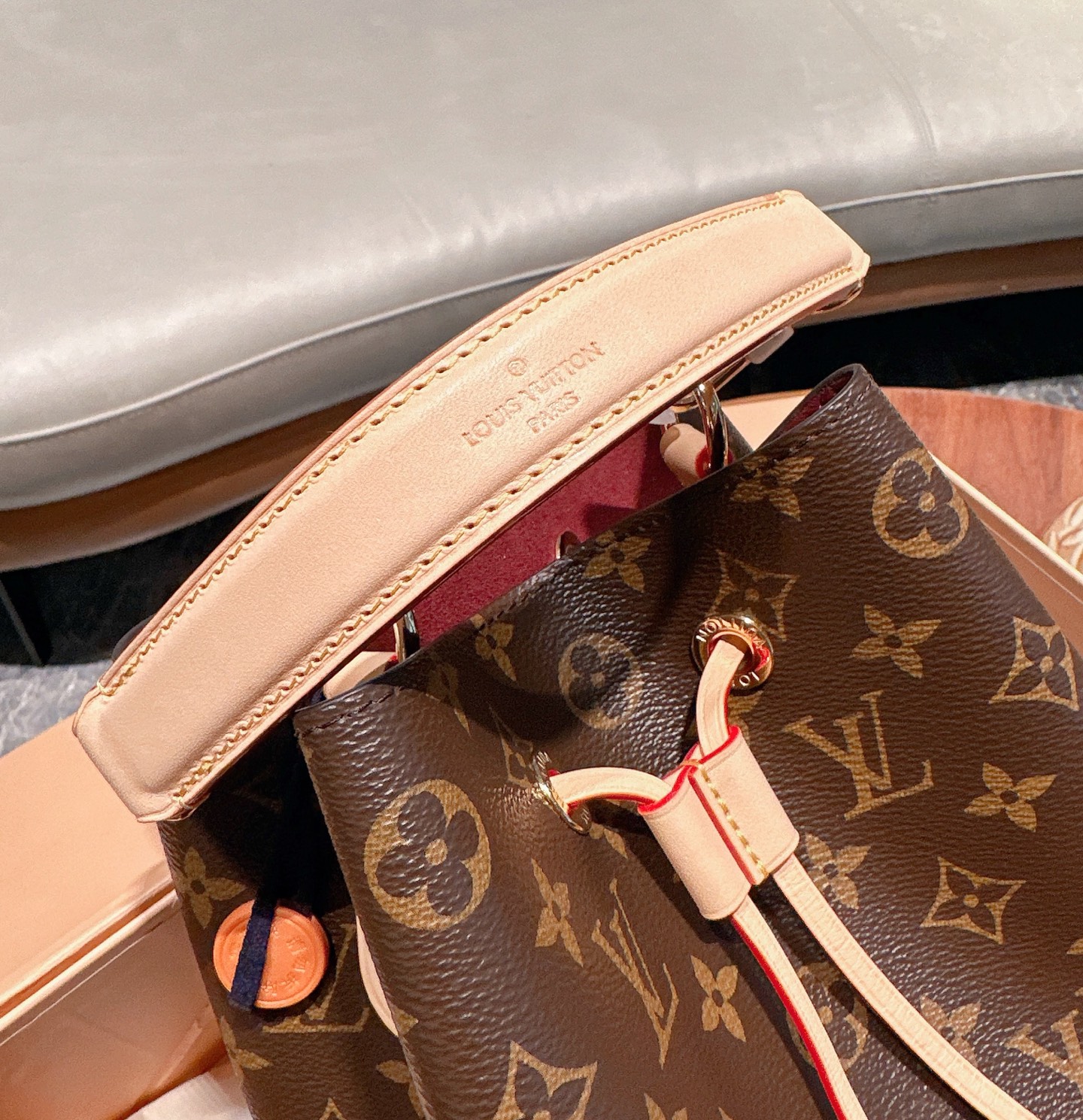 💰350 折叠礼盒➕飞机盒
Lv neonoe bb水桶它来了‼️
LV小水桶!最新尺寸
NEONOE BB Mini新款小水桶,大爆款的节奏,尺寸更深得人心,添加了手提的设计, 让整个包身尽显魅力,欧洲都还没上市,国内官网6月份上市,韩国首发亮相,已经是一包难求的状态了
LV NOE新款外形有点像烧麦,属于水桶包,经典老花手袋,大容量、实用且时尚,大小刚好合适亚洲女生
特征:保留了初始Noe 手袋的标志性造型和抽绳封口,时尚又不乏复古,有手柄
背法:可调节皮革肩带,肩背或斜挎很时尚。还可以手提,专柜还没有上架,咱们独家首发有了第一批
23年新款水桶bb 总体来说比原来的水桶比率缩小了1/3,这个比例简直就是黄金比例,上身多了小女人的味道,娇小玲珑,很迷人哦
同时,它增加了一条手提带,解锁了新玩法,可手拎、肩挎、斜背、手捥,肩带可两档调节,上身就是绝绝子
新款水桶 lv代购级 原厂皮 专柜平替 代购级 全钢五金 喜欢高品质的姐妹 来撩,贸易公司香港订单,全套机场免税包装,原厂官网编码M46581老花 NÉONOÉ BB手袋 独家渠道货 细节实拍图!一级全钢五金 360度无死角 随意看看 它的尺寸更深得人心 添加了手提的设计 让整个包身尽显复古摩登的魅力!
尺寸:20cm