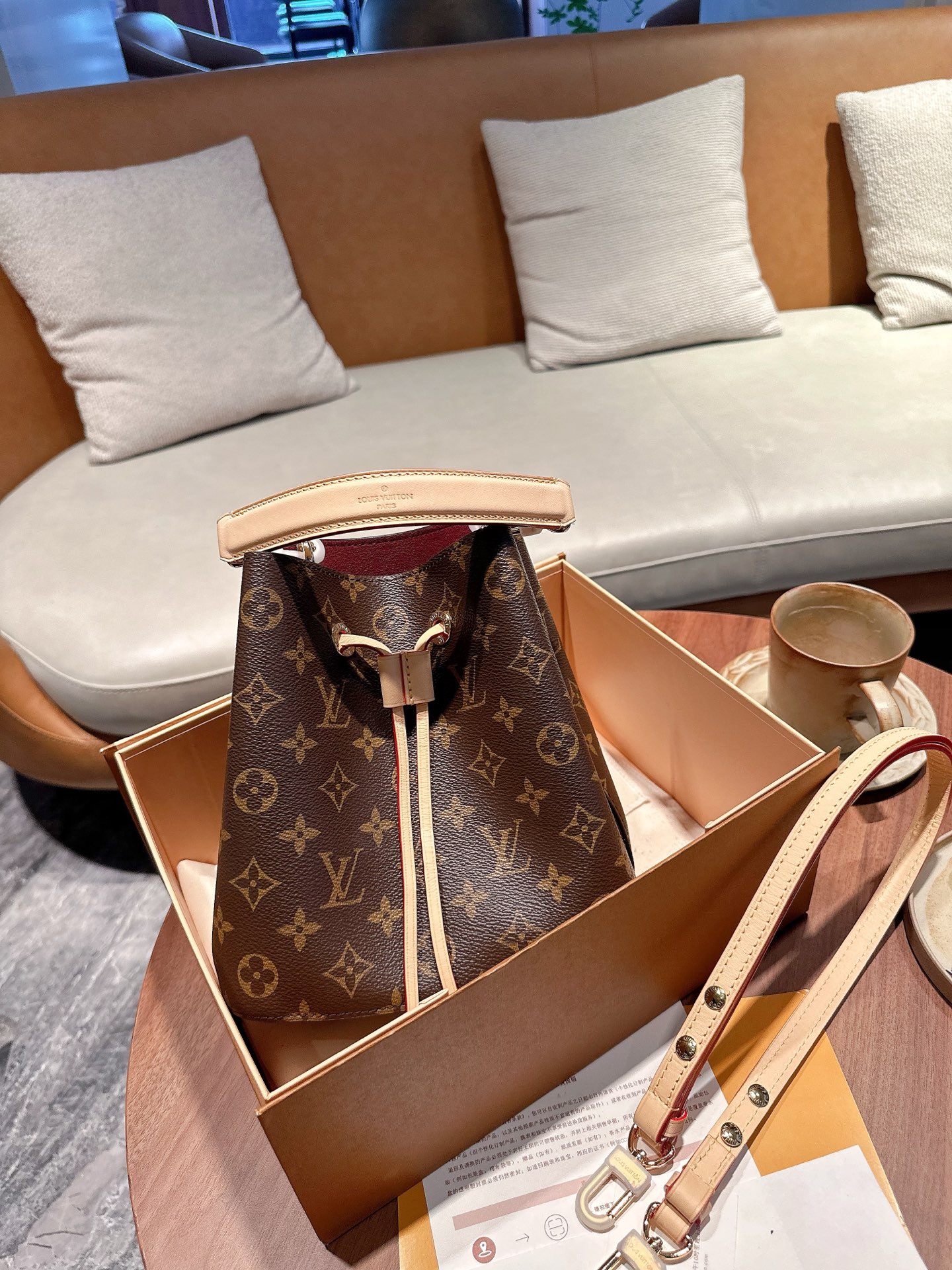 💰350 折叠礼盒➕飞机盒
Lv neonoe bb水桶它来了‼️
LV小水桶!最新尺寸
NEONOE BB Mini新款小水桶,大爆款的节奏,尺寸更深得人心,添加了手提的设计, 让整个包身尽显魅力,欧洲都还没上市,国内官网6月份上市,韩国首发亮相,已经是一包难求的状态了
LV NOE新款外形有点像烧麦,属于水桶包,经典老花手袋,大容量、实用且时尚,大小刚好合适亚洲女生
特征:保留了初始Noe 手袋的标志性造型和抽绳封口,时尚又不乏复古,有手柄
背法:可调节皮革肩带,肩背或斜挎很时尚。还可以手提,专柜还没有上架,咱们独家首发有了第一批
23年新款水桶bb 总体来说比原来的水桶比率缩小了1/3,这个比例简直就是黄金比例,上身多了小女人的味道,娇小玲珑,很迷人哦
同时,它增加了一条手提带,解锁了新玩法,可手拎、肩挎、斜背、手捥,肩带可两档调节,上身就是绝绝子
新款水桶 lv代购级 原厂皮 专柜平替 代购级 全钢五金 喜欢高品质的姐妹 来撩,贸易公司香港订单,全套机场免税包装,原厂官网编码M46581老花 NÉONOÉ BB手袋 独家渠道货 细节实拍图!一级全钢五金 360度无死角 随意看看 它的尺寸更深得人心 添加了手提的设计 让整个包身尽显复古摩登的魅力!
尺寸:20cm