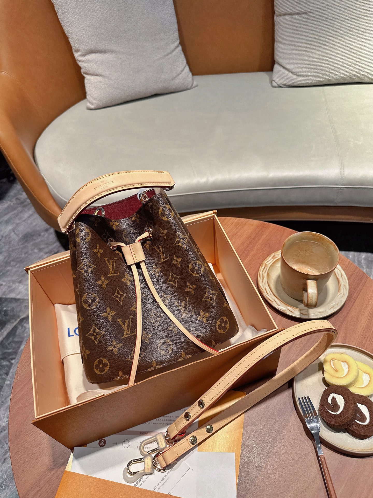 💰350 折叠礼盒➕飞机盒
Lv neonoe bb水桶它来了‼️
LV小水桶!最新尺寸
NEONOE BB Mini新款小水桶,大爆款的节奏,尺寸更深得人心,添加了手提的设计, 让整个包身尽显魅力,欧洲都还没上市,国内官网6月份上市,韩国首发亮相,已经是一包难求的状态了
LV NOE新款外形有点像烧麦,属于水桶包,经典老花手袋,大容量、实用且时尚,大小刚好合适亚洲女生
特征:保留了初始Noe 手袋的标志性造型和抽绳封口,时尚又不乏复古,有手柄
背法:可调节皮革肩带,肩背或斜挎很时尚。还可以手提,专柜还没有上架,咱们独家首发有了第一批
23年新款水桶bb 总体来说比原来的水桶比率缩小了1/3,这个比例简直就是黄金比例,上身多了小女人的味道,娇小玲珑,很迷人哦
同时,它增加了一条手提带,解锁了新玩法,可手拎、肩挎、斜背、手捥,肩带可两档调节,上身就是绝绝子
新款水桶 lv代购级 原厂皮 专柜平替 代购级 全钢五金 喜欢高品质的姐妹 来撩,贸易公司香港订单,全套机场免税包装,原厂官网编码M46581老花 NÉONOÉ BB手袋 独家渠道货 细节实拍图!一级全钢五金 360度无死角 随意看看 它的尺寸更深得人心 添加了手提的设计 让整个包身尽显复古摩登的魅力!
尺寸:20cm