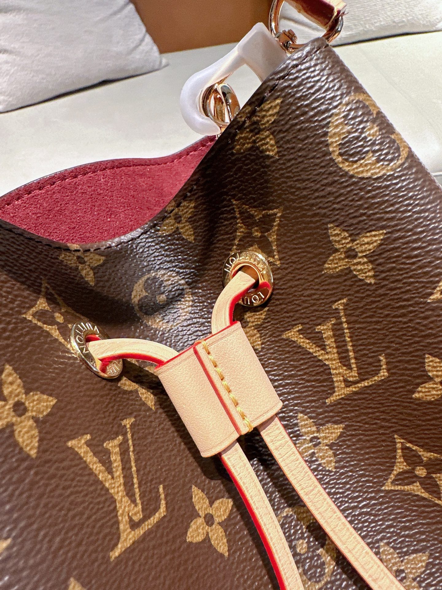 💰350 折叠礼盒➕飞机盒
Lv neonoe bb水桶它来了‼️
LV小水桶!最新尺寸
NEONOE BB Mini新款小水桶,大爆款的节奏,尺寸更深得人心,添加了手提的设计, 让整个包身尽显魅力,欧洲都还没上市,国内官网6月份上市,韩国首发亮相,已经是一包难求的状态了
LV NOE新款外形有点像烧麦,属于水桶包,经典老花手袋,大容量、实用且时尚,大小刚好合适亚洲女生
特征:保留了初始Noe 手袋的标志性造型和抽绳封口,时尚又不乏复古,有手柄
背法:可调节皮革肩带,肩背或斜挎很时尚。还可以手提,专柜还没有上架,咱们独家首发有了第一批
23年新款水桶bb 总体来说比原来的水桶比率缩小了1/3,这个比例简直就是黄金比例,上身多了小女人的味道,娇小玲珑,很迷人哦
同时,它增加了一条手提带,解锁了新玩法,可手拎、肩挎、斜背、手捥,肩带可两档调节,上身就是绝绝子
新款水桶 lv代购级 原厂皮 专柜平替 代购级 全钢五金 喜欢高品质的姐妹 来撩,贸易公司香港订单,全套机场免税包装,原厂官网编码M46581老花 NÉONOÉ BB手袋 独家渠道货 细节实拍图!一级全钢五金 360度无死角 随意看看 它的尺寸更深得人心 添加了手提的设计 让整个包身尽显复古摩登的魅力!
尺寸:20cm