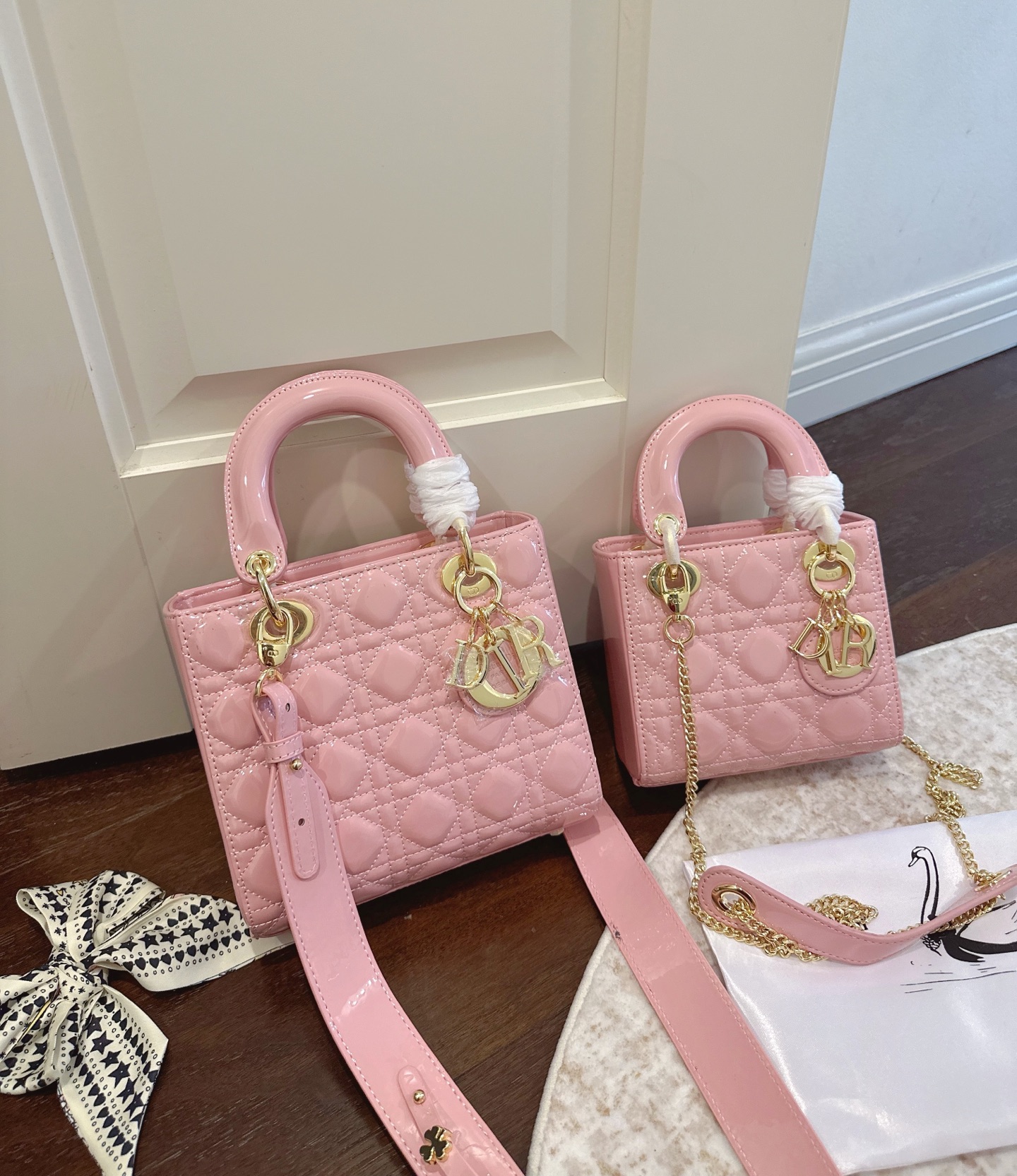 💰320 送丝巾
这叠礼盒包装
迪奥Dior 经典漆皮系列
3格搭配两条肩带 4格搭配字母宽肩带
戴妃包高端品质 原版皮 可随意对比专柜细节 独家出货 高版本第一批 实拍图一组 我们的版本看实拍 good lucky 人手必备的戴妃经典 最新哑光五金超洋气,尺寸:三格17cm 四格20cm