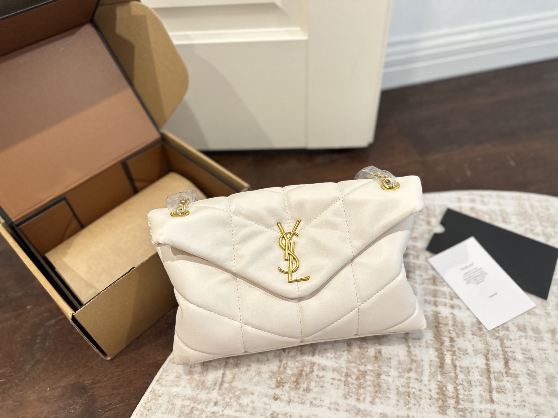 💰260 
礼盒包装
size：28cm
𝙇𝙤𝙪𝙇𝙤𝙪 𝙥𝙪𝙛𝙛𝙚𝙧
圣罗兰云朵包包
LOULOU PUFFER 
绗缝小羊皮包
犹如怀抱云朵☁️般的感受