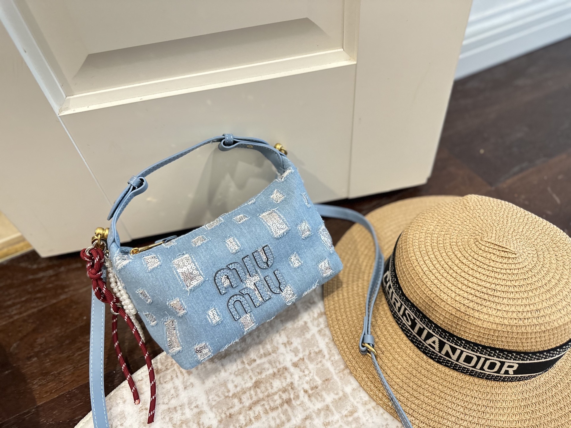 送珍珠挂件💰290 礼盒包装
miumiu新款 hobo饭盒包
今年的风刮的太猛了
老多爆款了!
这款的版型太受欢迎!
#miumiu 这一季不管是单肩包 #miumiu包
还是托特包都超级可爱!
尺寸 20 15cm