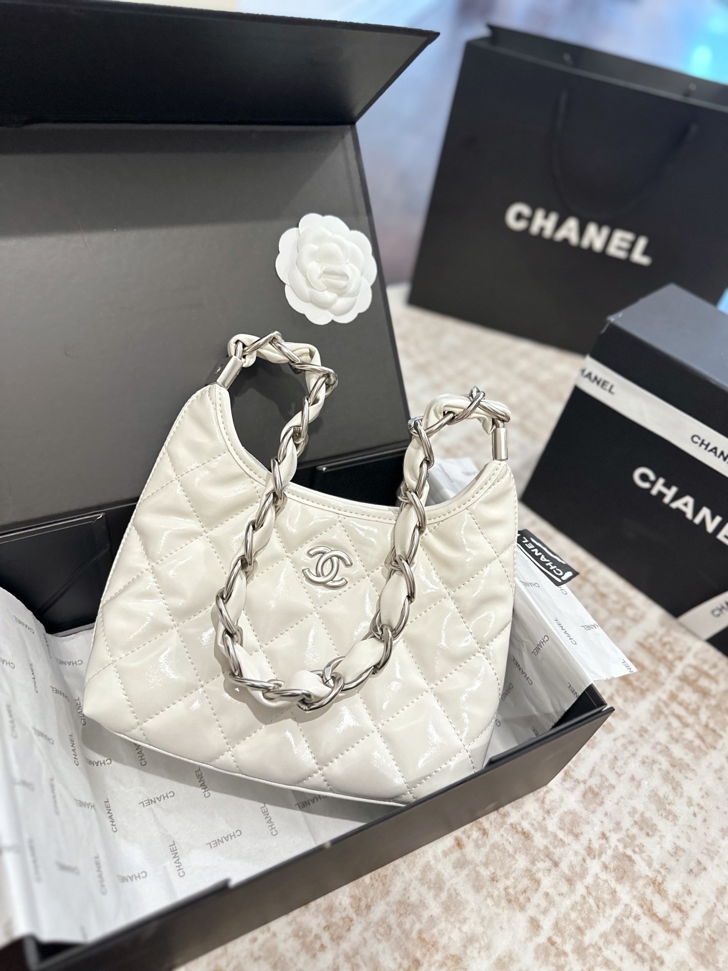 💰280 折叠礼盒包装 Chanel 香奈儿 25p新品 Hobo 腋下包 谁能拒绝一个能装又好看的hobo啊! 还是羊皮黑金hobo 而且链条也很特别 虽然链条是看起来是很沉的粗链条~ 但整个包身上身没什么重量 属于随手一背就出门的包! 而且油蜡皮真的很有质感! 尺寸24cm