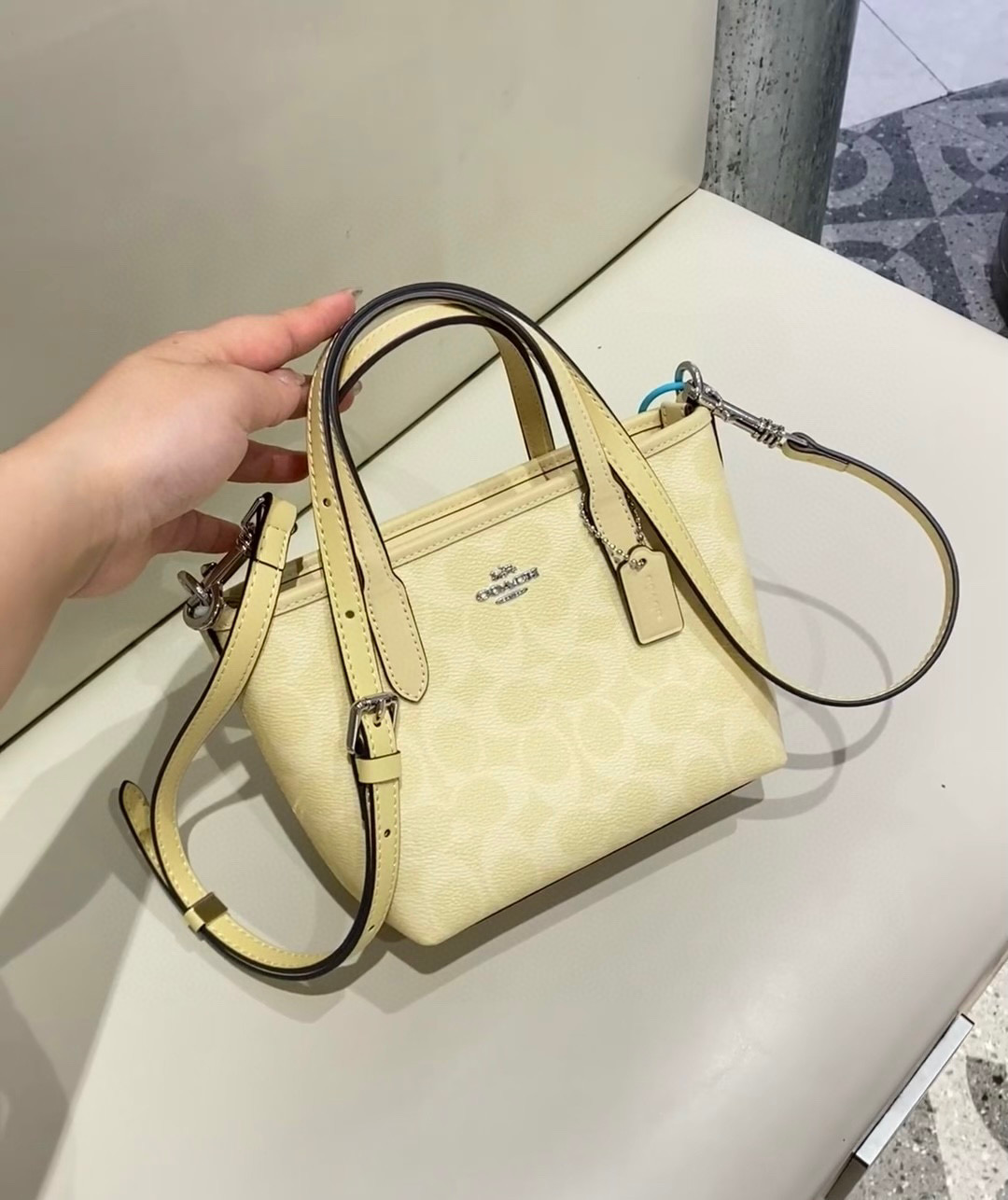 Mini tote de Coach en amarillo crema, versión de compra por encargo. Este lote es ensamblado, el PVC viene directamente…