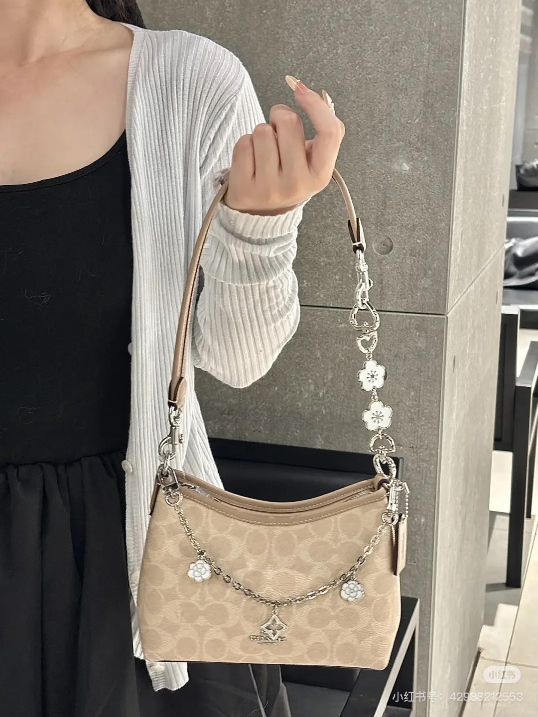 蔻驰Mini Laurel流浪包 流浪包大家都知道吧～ 这个迷你号更好看啊！ 好适合夏天的小包～冲鸭