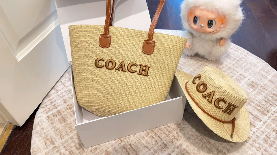 Este conjunto de Coach es demasiado elegante, chicos, es veraniego y espacioso, imprescindible para viajes, vacaciones …
