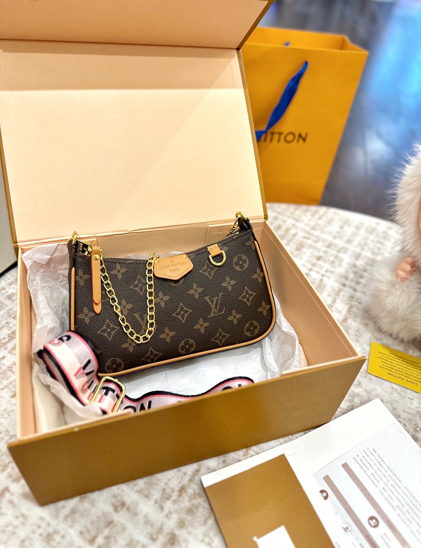 💰260 
礼盒包装
LV 新品 白三彩麻将包 this is a超级无敌精致小巧卡哇伊伊的哇迷你浮雕小斜挎包 配有2⃣️条肩带 
尺寸 19cm