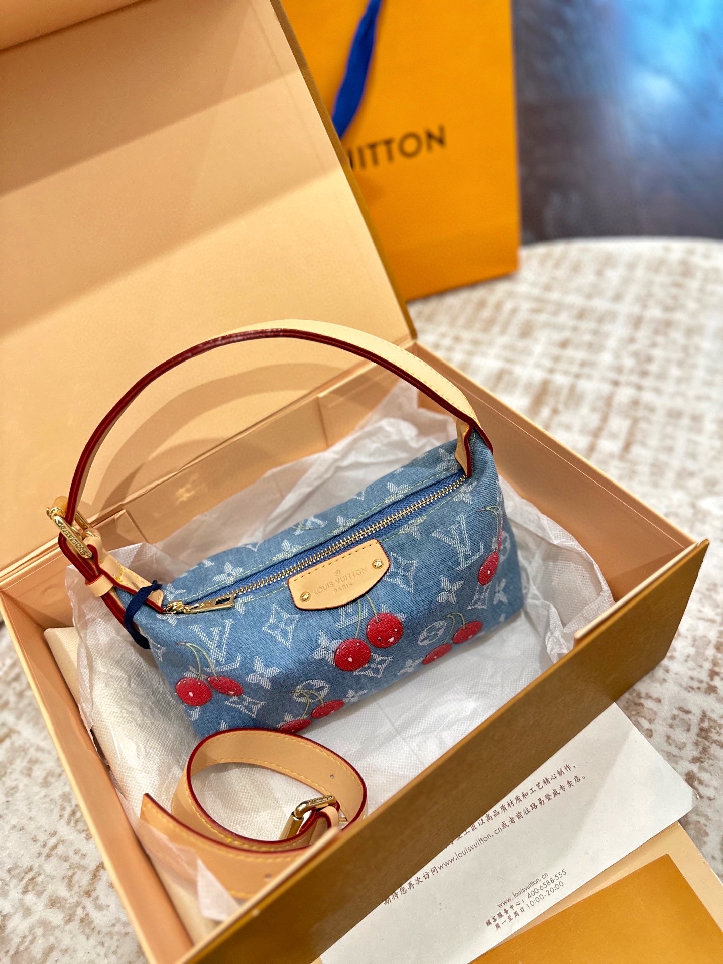 官网双盒包装 Lv 牛仔 hobo 有种精致的松弛感、信我姐妹们它值得拥有! 既有牛仔的复古时髦感、小小一只便当造型又很精致可爱;轻便能装又好看,一年四季都必不可少的时髦穿搭单品!