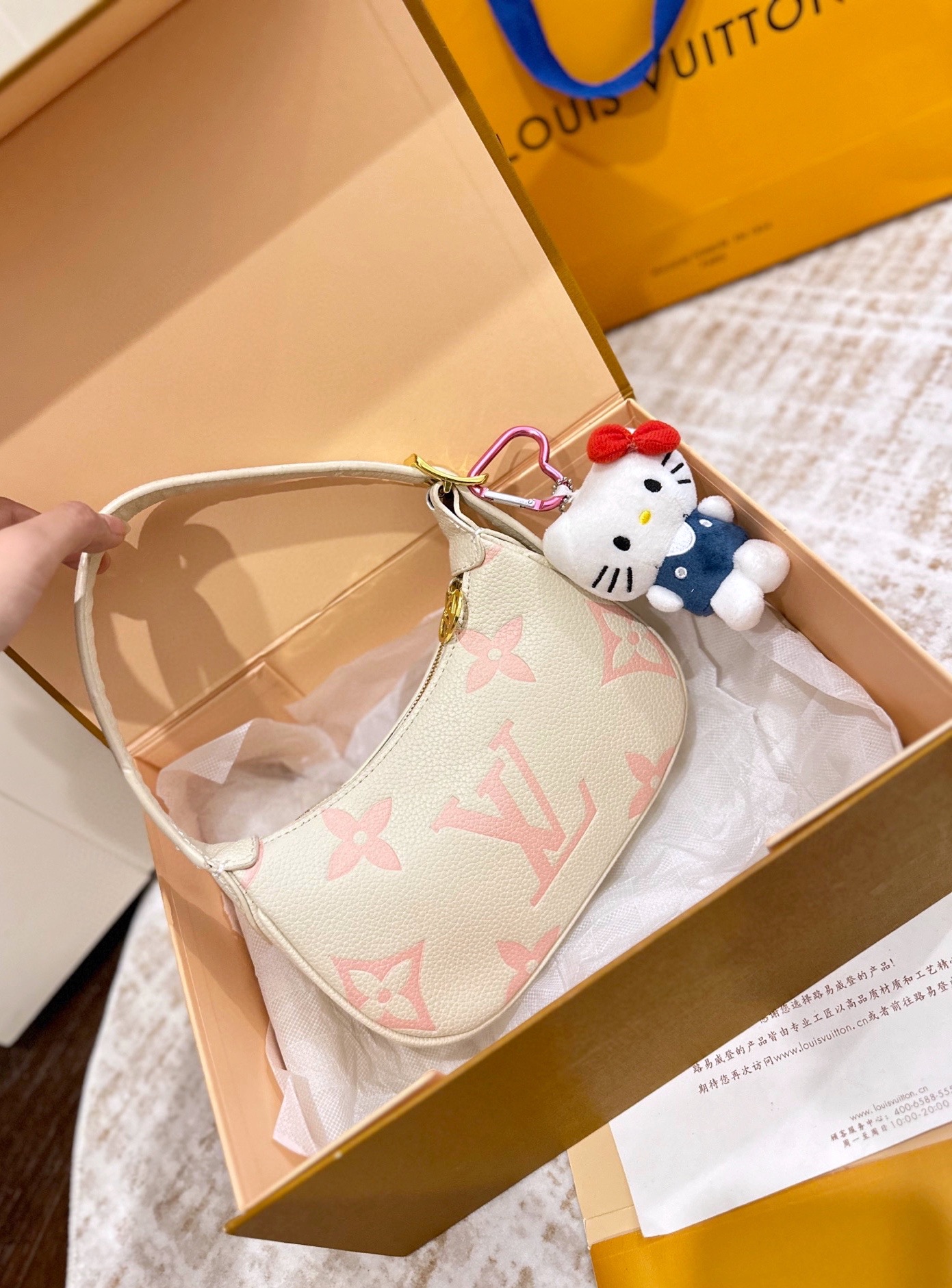 送挂件 折叠礼盒包装 LV路易威登印花腋下包 春天的颜色哦轻轻爽爽地 甜妹儿的小可爱呐喜欢小包子的可以入坑 尺寸 20cm