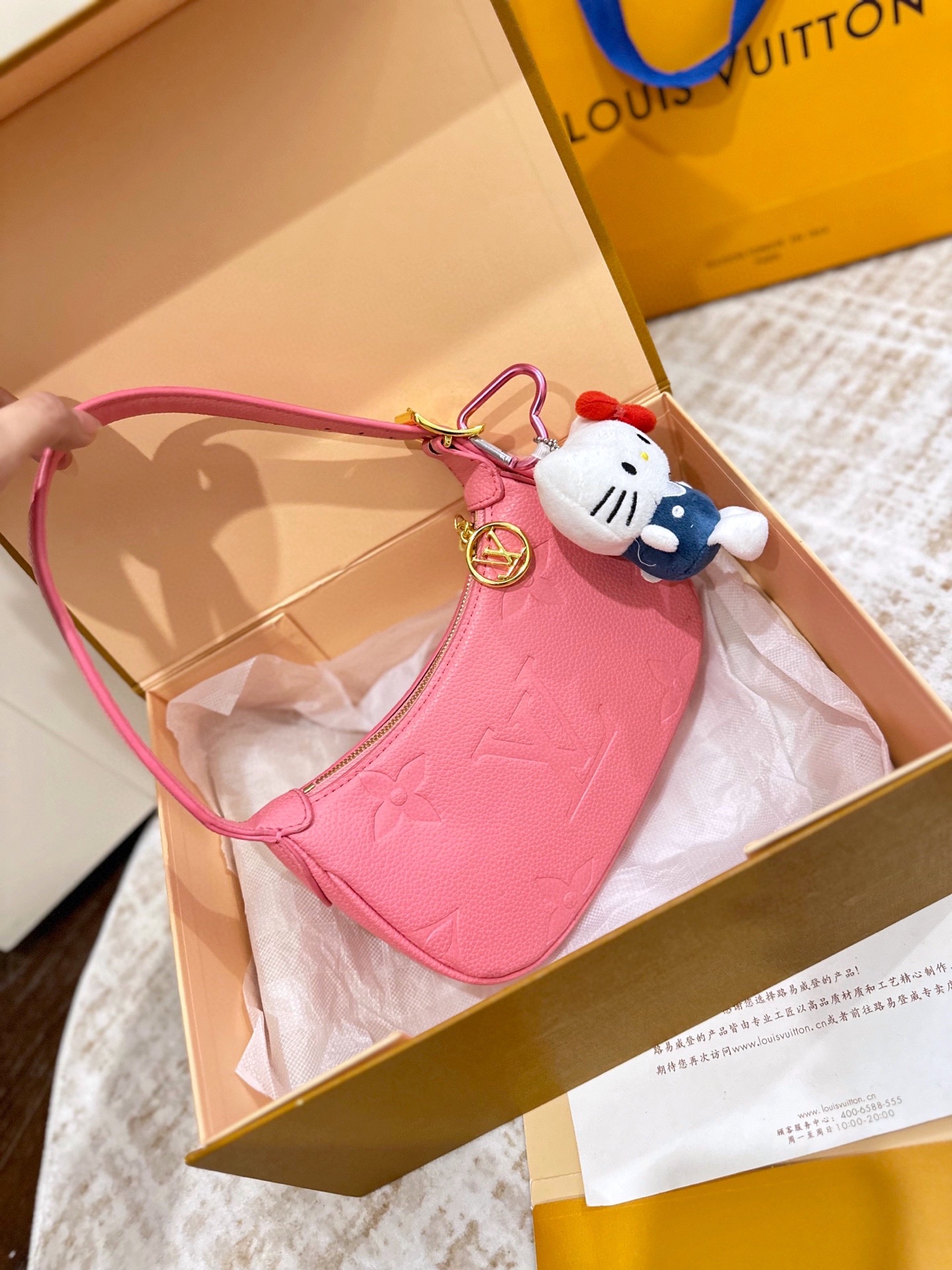 送挂件 折叠礼盒包装 LV路易威登印花腋下包 春天的颜色哦轻轻爽爽地 甜妹儿的小可爱呐喜欢小包子的可以入坑 尺寸 20cm