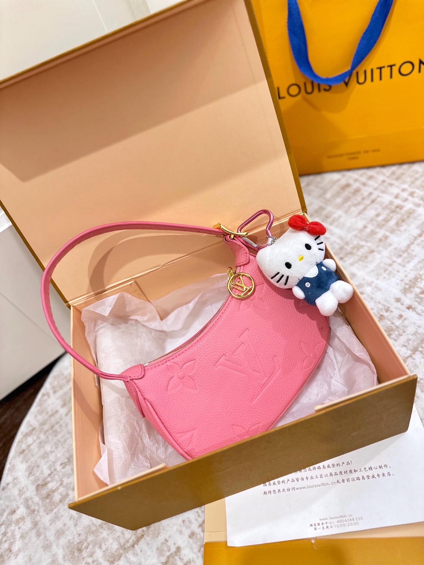 送挂件 折叠礼盒包装 LV路易威登印花腋下包 春天的颜色哦轻轻爽爽地 甜妹儿的小可爱呐喜欢小包子的可以入坑 尺寸 20cm