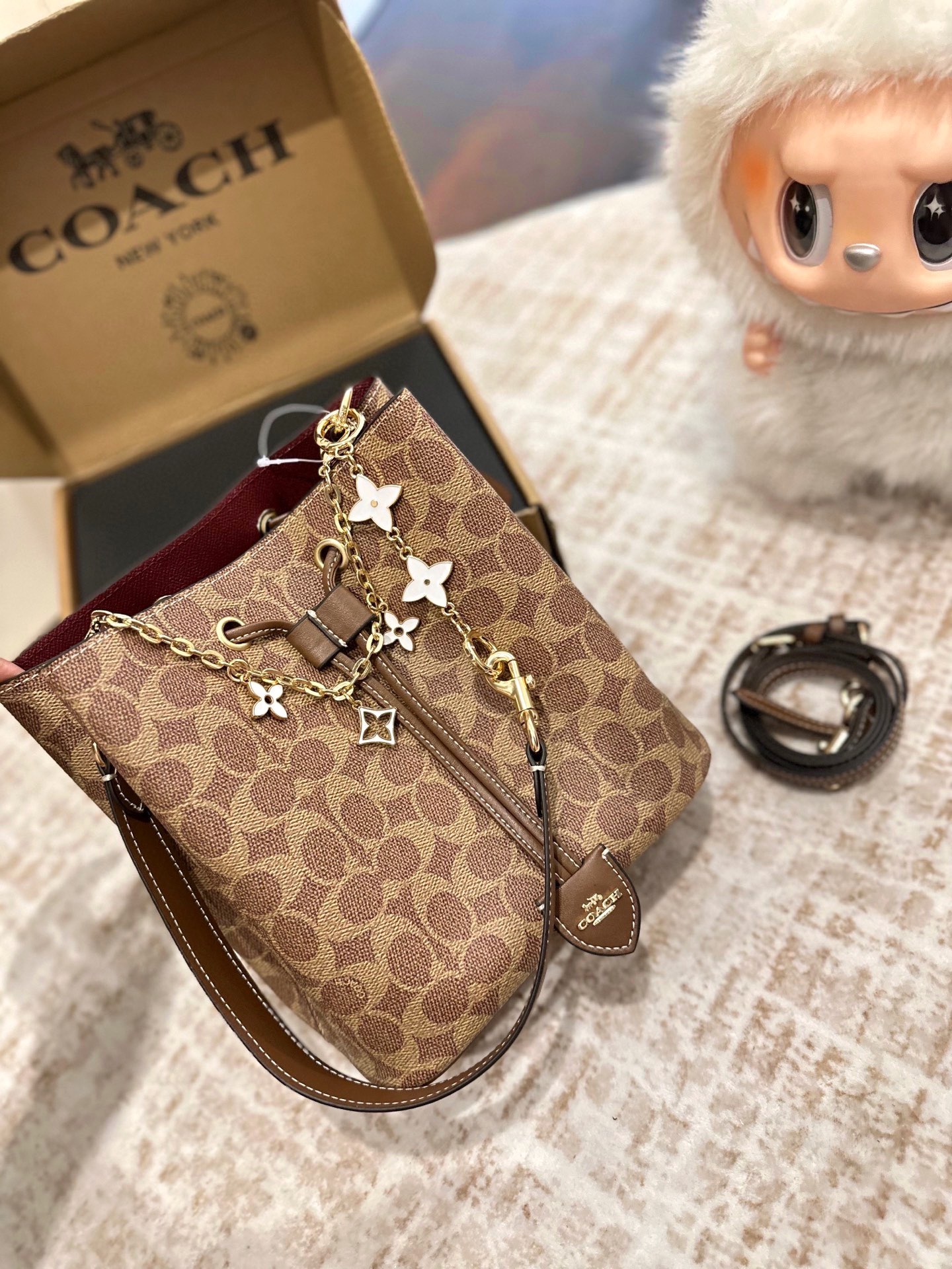 💰370
礼盒包装
Coach新品水桶是不是很戳心巴推荐理由

V两条肩带手提/腋下/斜挎任意切换

尺寸25 23cm高轻便又很实用

浅奶茶新色秋日第一抹温柔