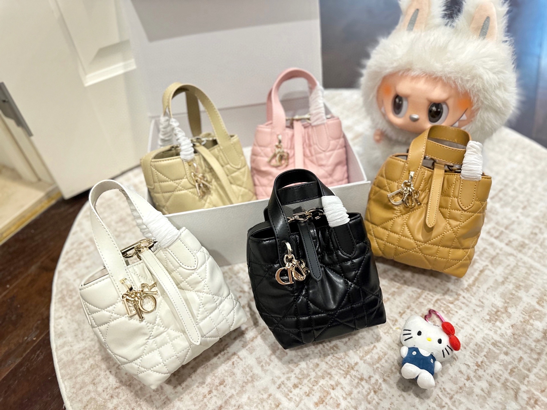 💰350 送挂件 折叠礼盒包装 𝗗i𝗢𝗥 𝗧𝗢𝗨𝗝𝗢𝗨𝗥𝗦 极简法式的浪漫 慵懒有范儿 酷飒随性 兼具通勤和美貌的托特包 很能装 整体重量也很轻 牛皮藤格纹油亮柔软 mini尺寸：16 18 12