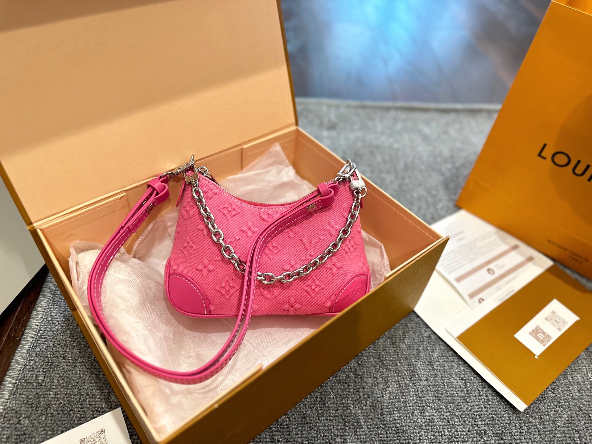 💰280 迷你
折叠礼盒➕官网飞机盒
LV新包包可爱版迷你小牛角Boulogne配皮
小小的一只真的很可爱 不能抗拒的了这样一只
不得不说LV总是能抓住心理JY
#LV新款 #牛角包 mini
尺寸:21 11cm