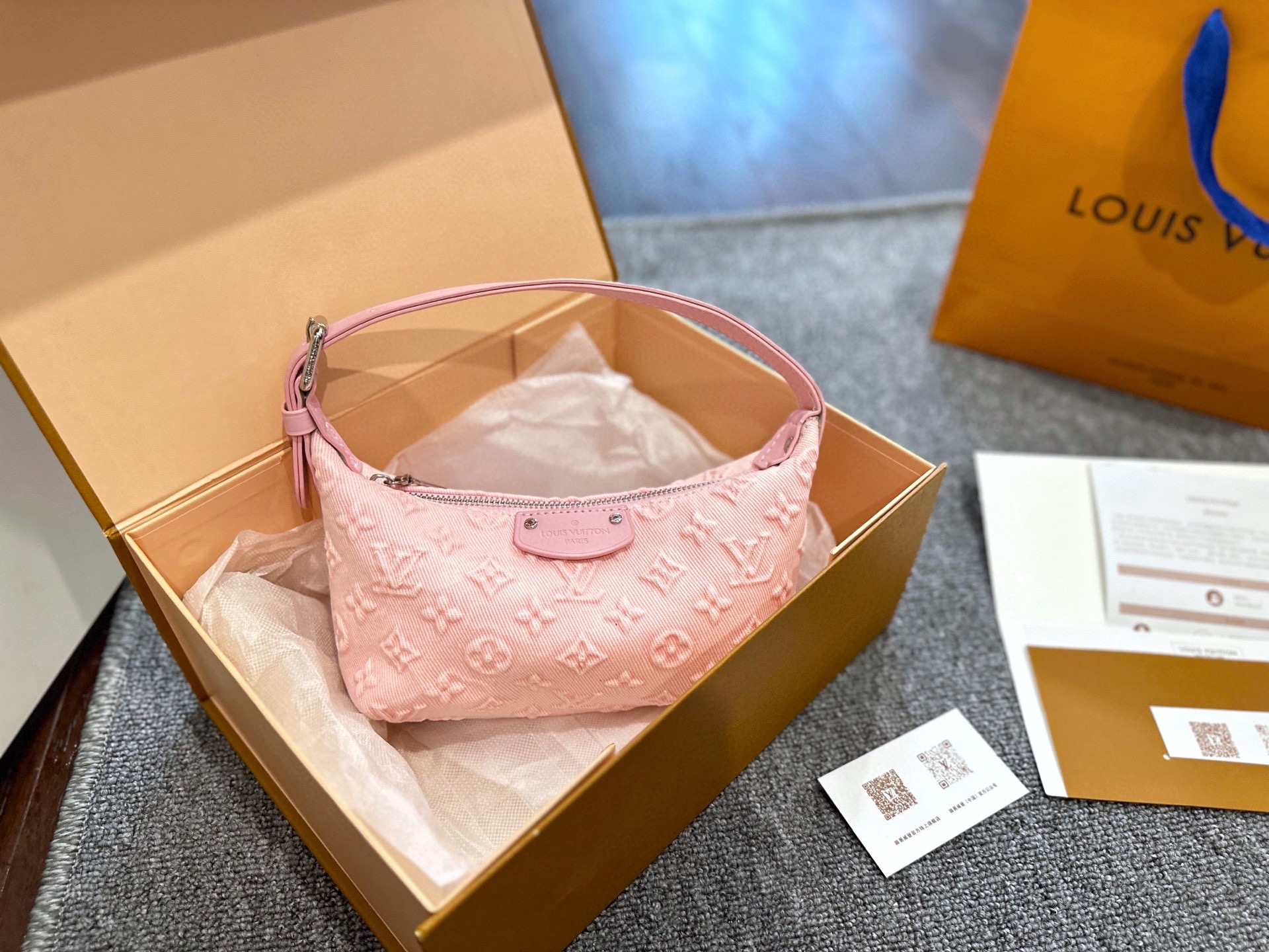 💰280
官网双盒包装
Lv 牛仔 hobo 有种精致的松弛感、信我姐妹们它值得拥有!
既有牛仔的复古时髦感、小小一只便当造型又很精致可爱;轻便能装又好看,一年四季都必不可少的时髦穿搭单品!