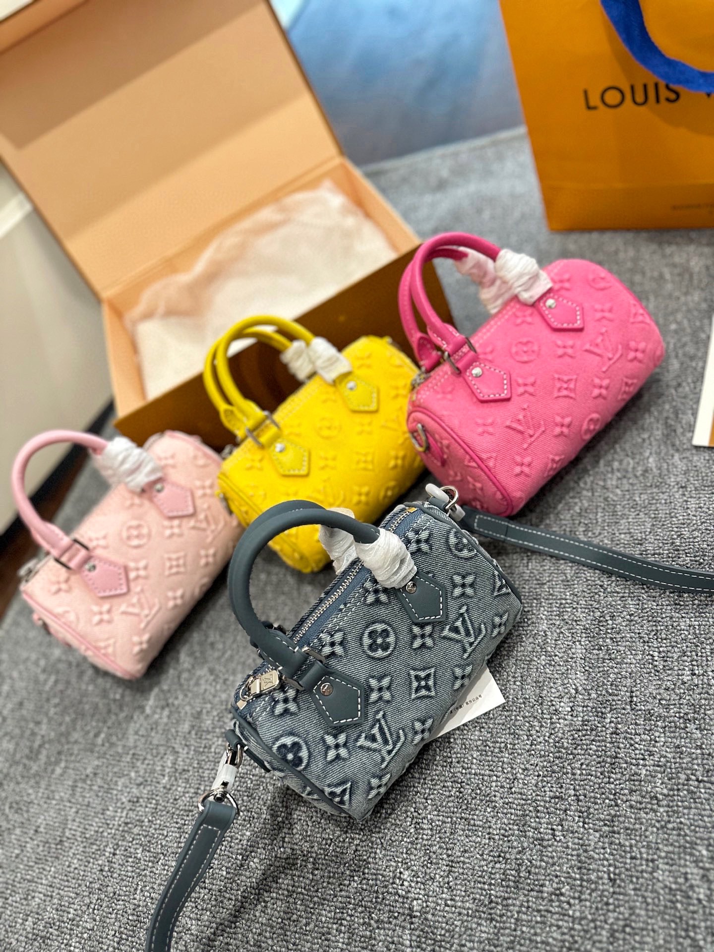 💰280 官网双盒包装
Lv浅色牛仔 speedy 16尺寸完美,上身真香
拿到实物开箱后。我想说见到的实物比照片里好看,并且肩带可以拆卸,包尺寸20*13*12cm,对一个158的女生来说,尺寸真的很ok了,既保留了nano的可爱,又实现了非常可观的容量,两者都兼顾了。
经典的老花monogram搭配浅色把手,老花粉必入的一款。
超级推荐入手的一款。#LV老花#lv #Ivspeedy16枕头包!
尺寸 16cm