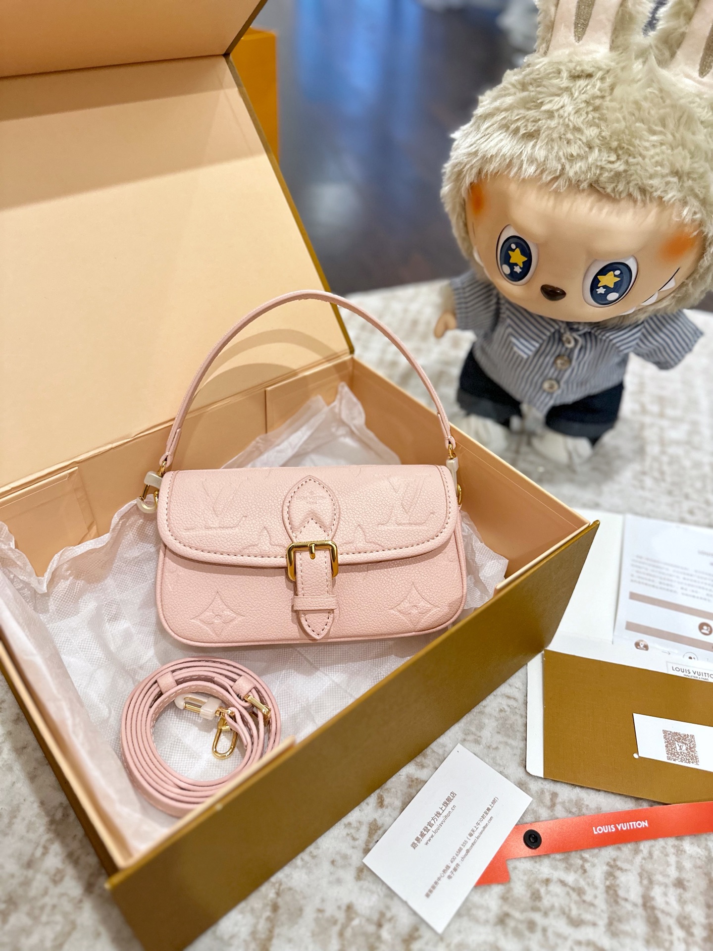 💰260 官网双盒包装 LV 全新尺寸 法棍包 邮差包 翻盖手袋,网红爆款 这款邮差包真是太有味道了 浓浓的复古风情 的精髓体现的淋漓尽致 挺括明快的线条与丰富的经典设计细节彰显独特魅力:时尚而实用的都市手袋。 尺寸:20cm!