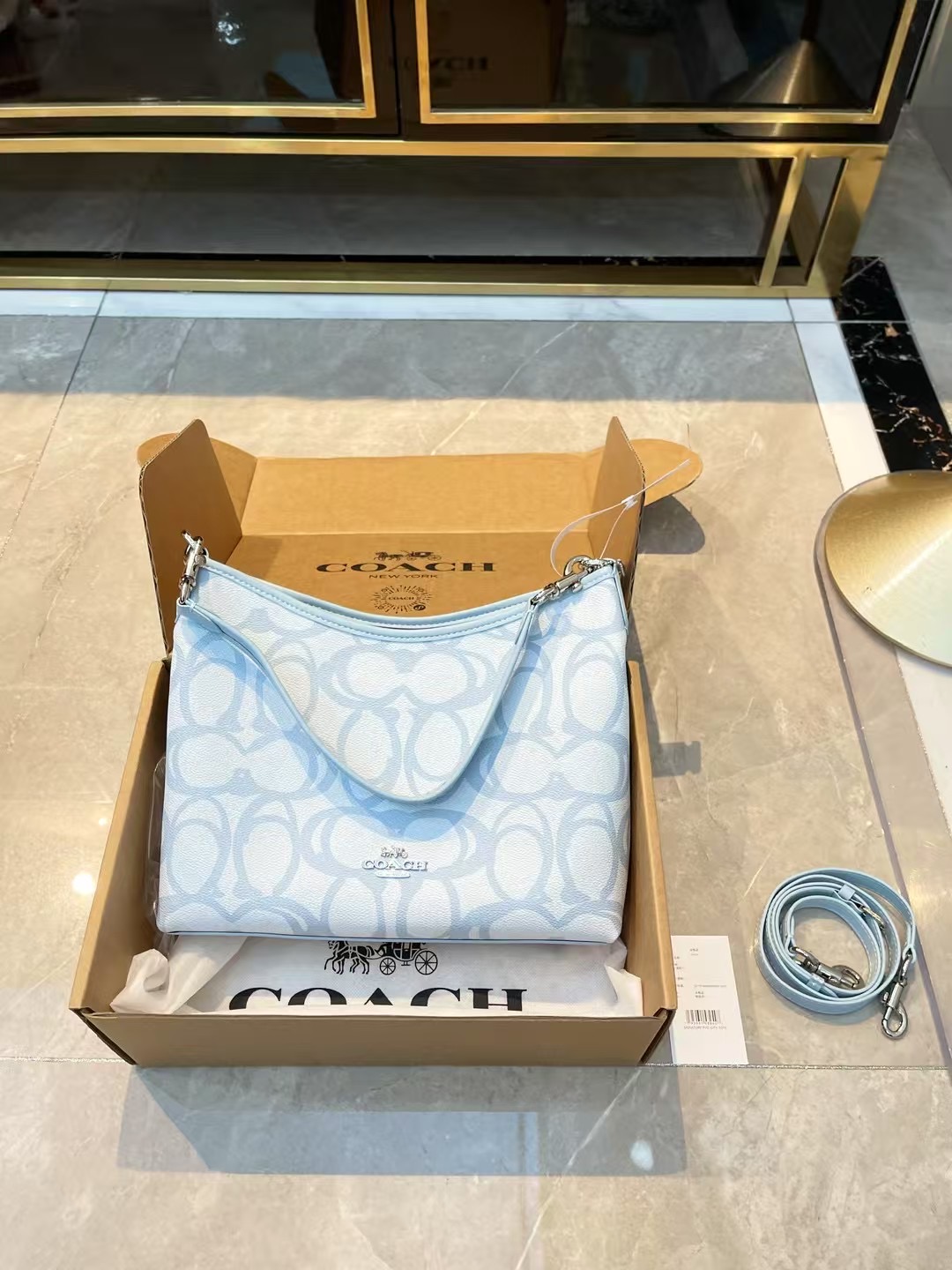 💰260
礼盒包装
Coach Laurel 流浪包 纯原单
超大容量 版型做工一流
两根肩带 腋下斜挎都🉑
尺寸28.25cm