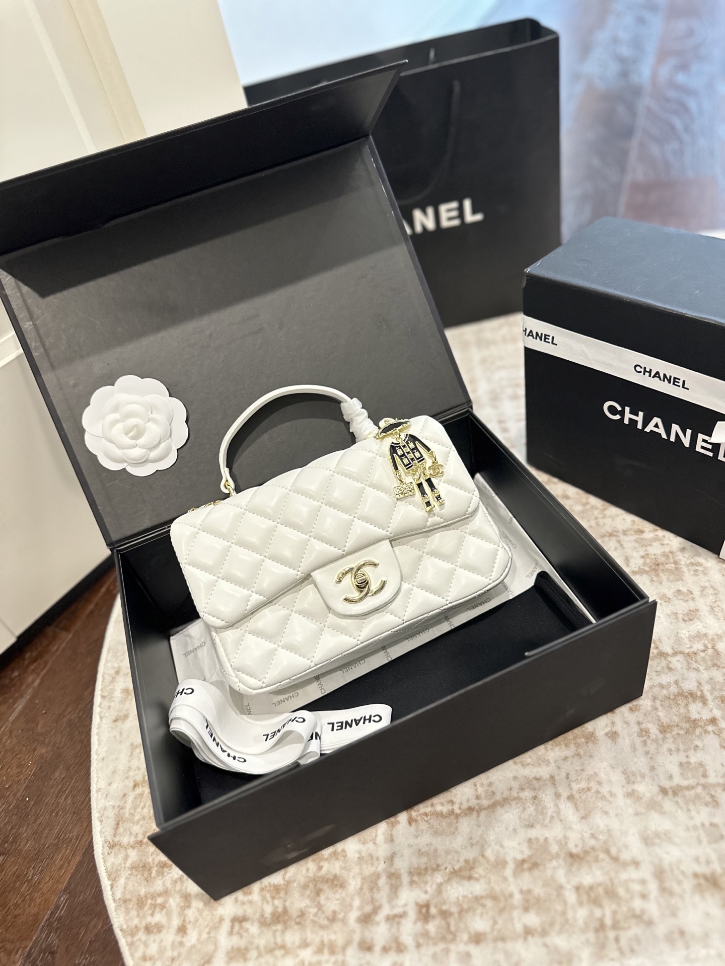 💰260 礼盒包装 Chanel 手柄mini cf handle 手柄款cf款式一直以来都是百看不腻的🥰 这季度在经典cf handle基础上搭配了皮穿链手柄 经典minicf的大小,容量感人👌🏻,pro max粉饼口红钥匙都能放得下 浅金扣双C五金,菱格纹饱满,链条长度也合适👍🏻 手柄很精致,中间带有一个经典的双C小logo,感觉有点小俏皮 尺寸:20*12*6cm