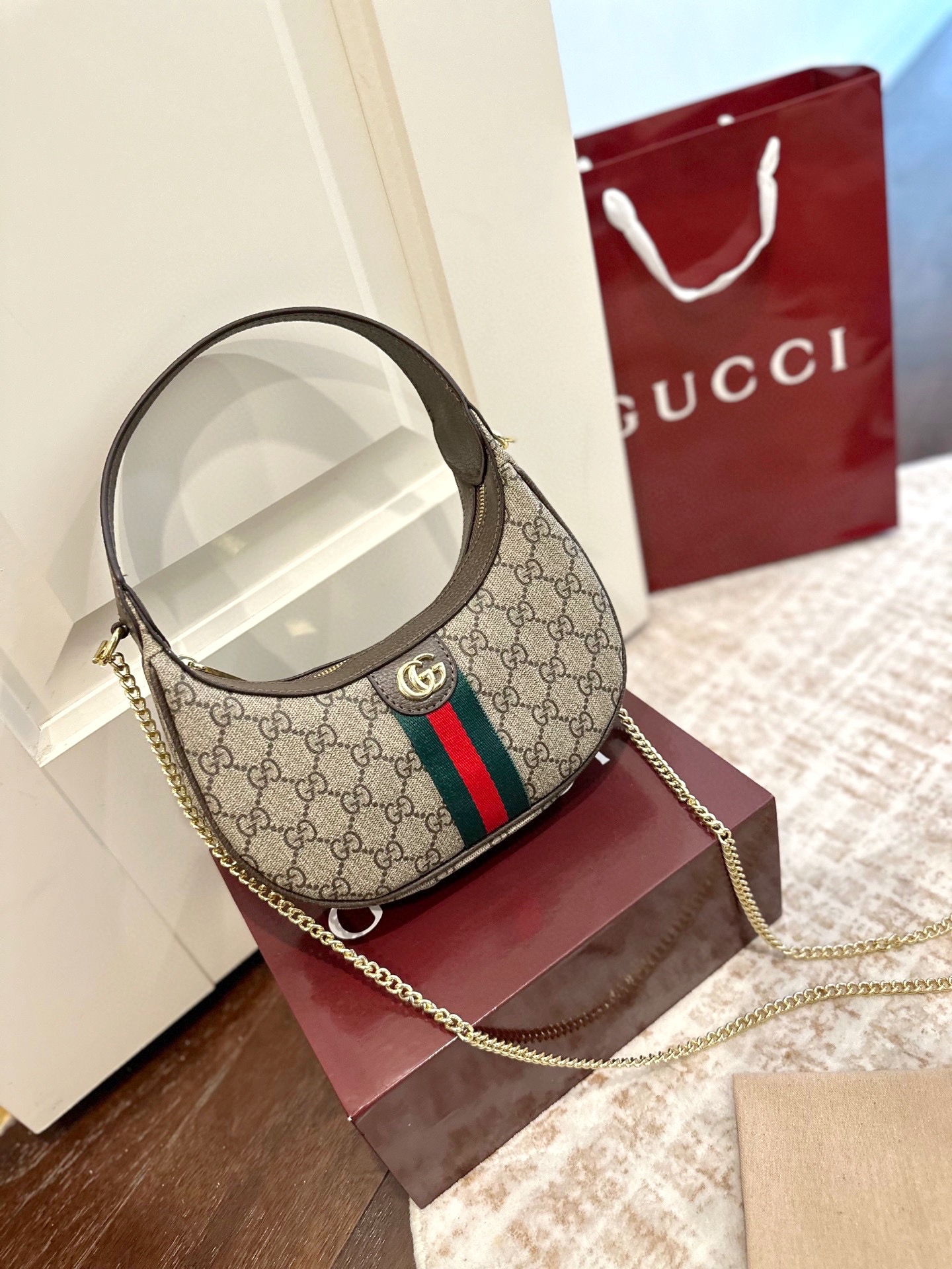 💰260
礼盒包装
GUCCI 古驰半月牙 腋下包单肩斜挎包手袋腋下包 可以 美到无法无天的款式 今年简直引领时尚最in元素 上身超级好看 尺寸:19*5*11cm