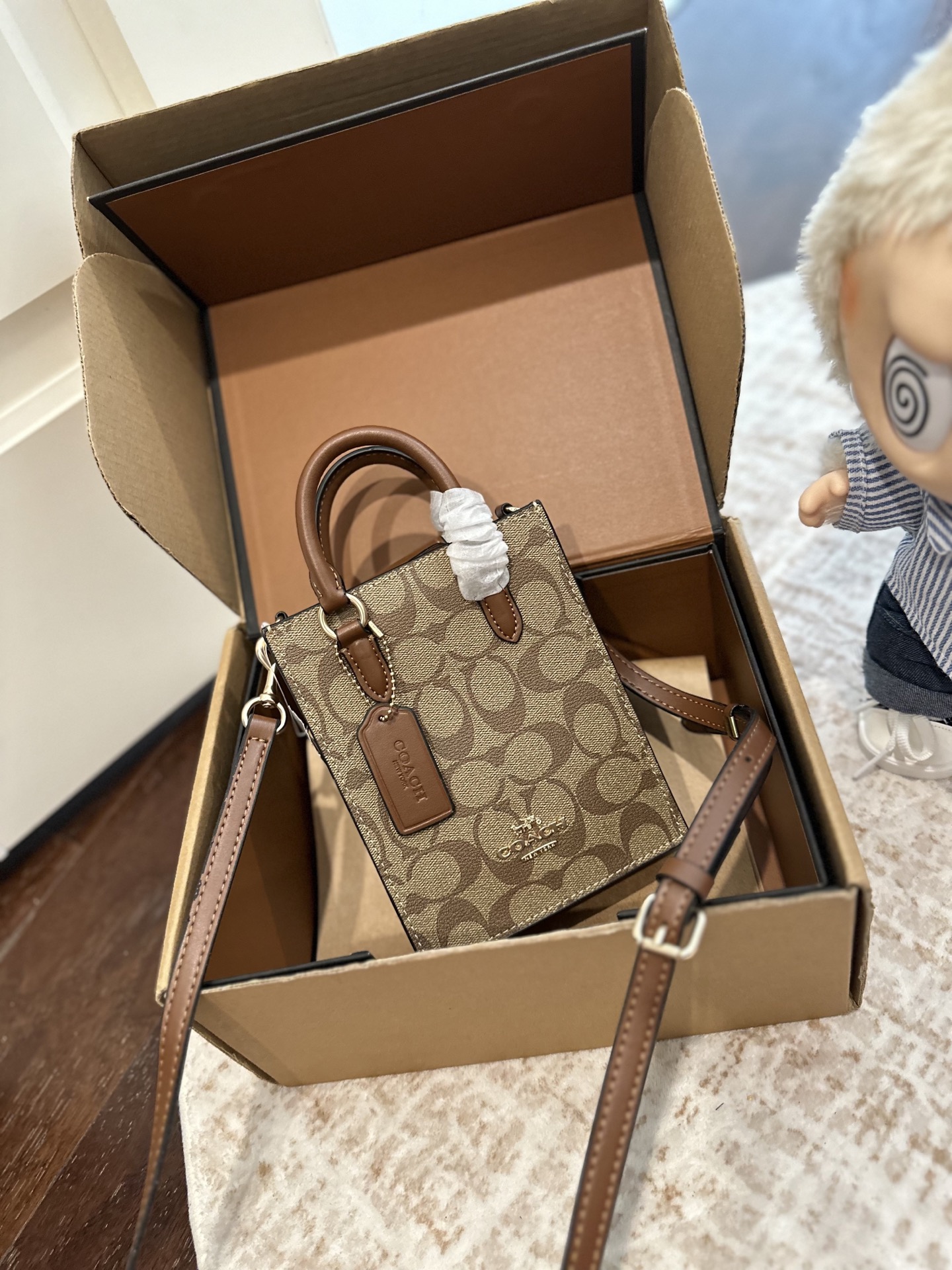 Caja plegable + caja de avión oficial. Coach último mini tote bolso de partituras. Forma pequeña con un cierr…
