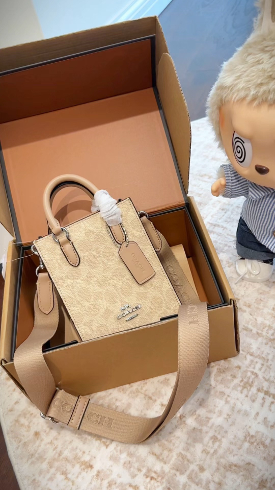Artículo popular de Coach: mini tote bolso de partituras ✨