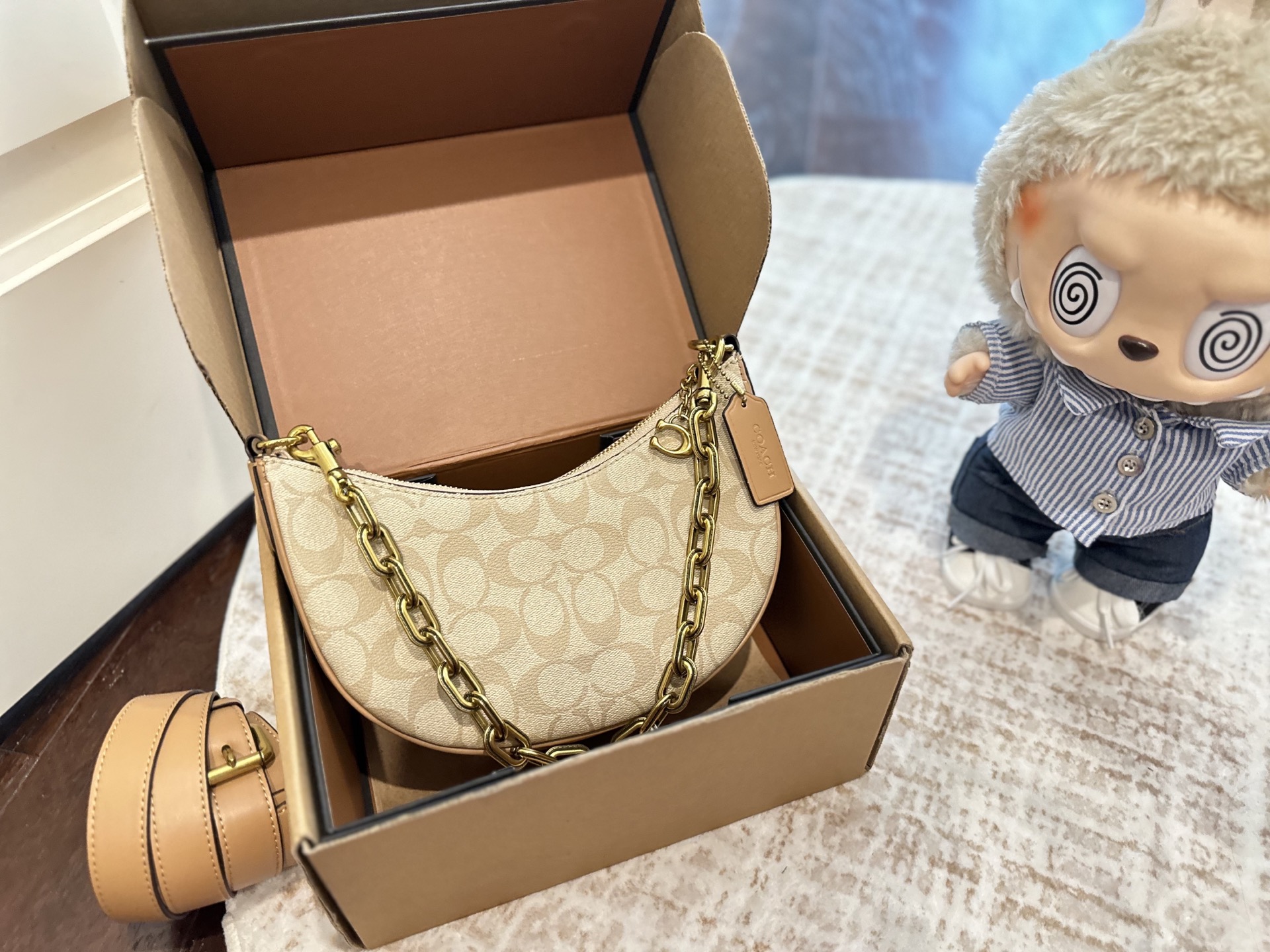 💰260 礼盒包装 蔻驰 COACH 月牙马车单肩包. 轻松演绎复古时髦 包型挺阔 简约而不简单不需要过多的装饰 日常搭配西装和T恤 就能将高级感体现的淋漓尽致 尺寸:23cm