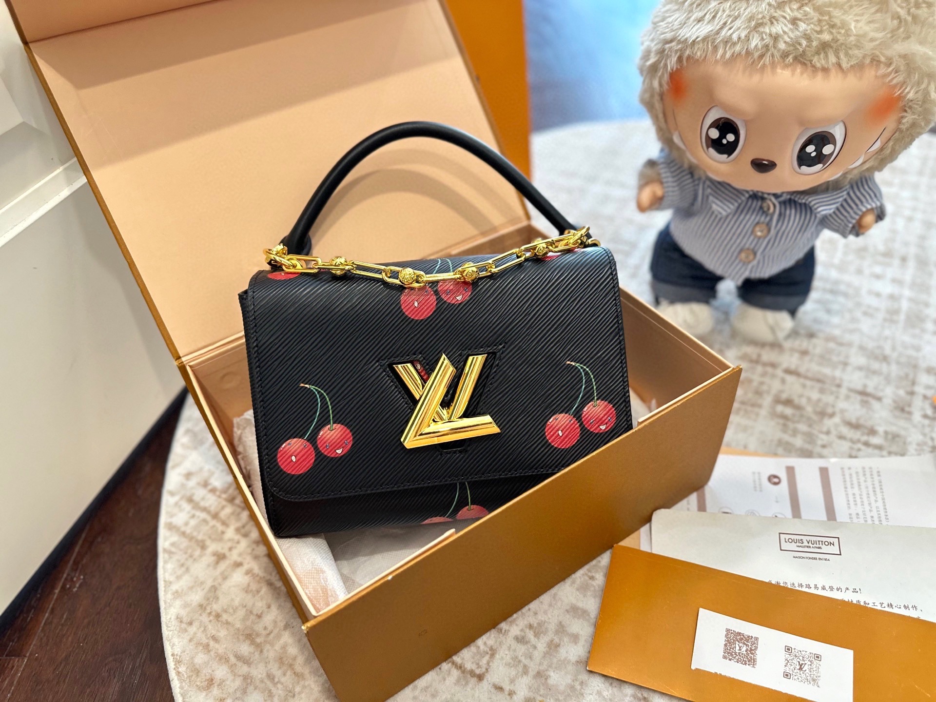 💰280
折叠礼盒包装
LV 限定 樱桃🍒 Twist 自带链条 绝美啊 水波纹系列 最新最火款Twist Denim 出货了 呈现新古典 Twist 中号手袋。水波纹造就聚焦设计：翻盖的超值 明快活泼，自由滑动，无论肩背斜挎或日夜场合，随心而变。外型小巧，别致的弧形底座增加了手袋容量[强]可调节链条适合斜跨或优雅的肩背[强] 
尺寸: 24cm