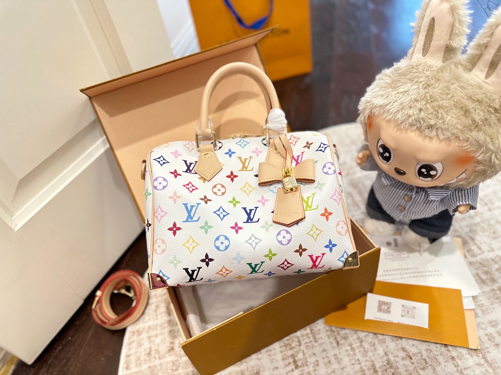 💰300 折叠礼盒包装 Lv 小枕头包 原单密封包装 对NANO SPEEDY尺寸相当小巧 所以搭配中尽显时尚靓丽迷人气质，但是携带轻盈，轻轻松松搭一款NANO SPEEDY出门，它不仅适合休闲打扮，同样适合运动、旅行、参加party时使用哟，小身材的迷你包就是这么任性 尺寸25cm