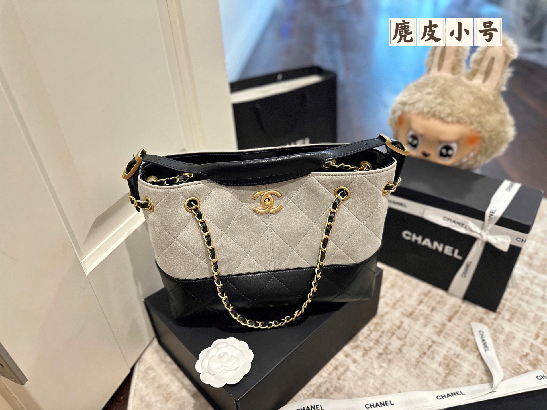 💰320 小号升级版
折叠礼盒包装
chanel香奈儿 新款hobo 麂皮绒购物袋手提包 超级喜欢它简单有质感的设计,
上身性感而帅气,很能装而且方便啊!
无敌时髦洋气~尺寸:28cm