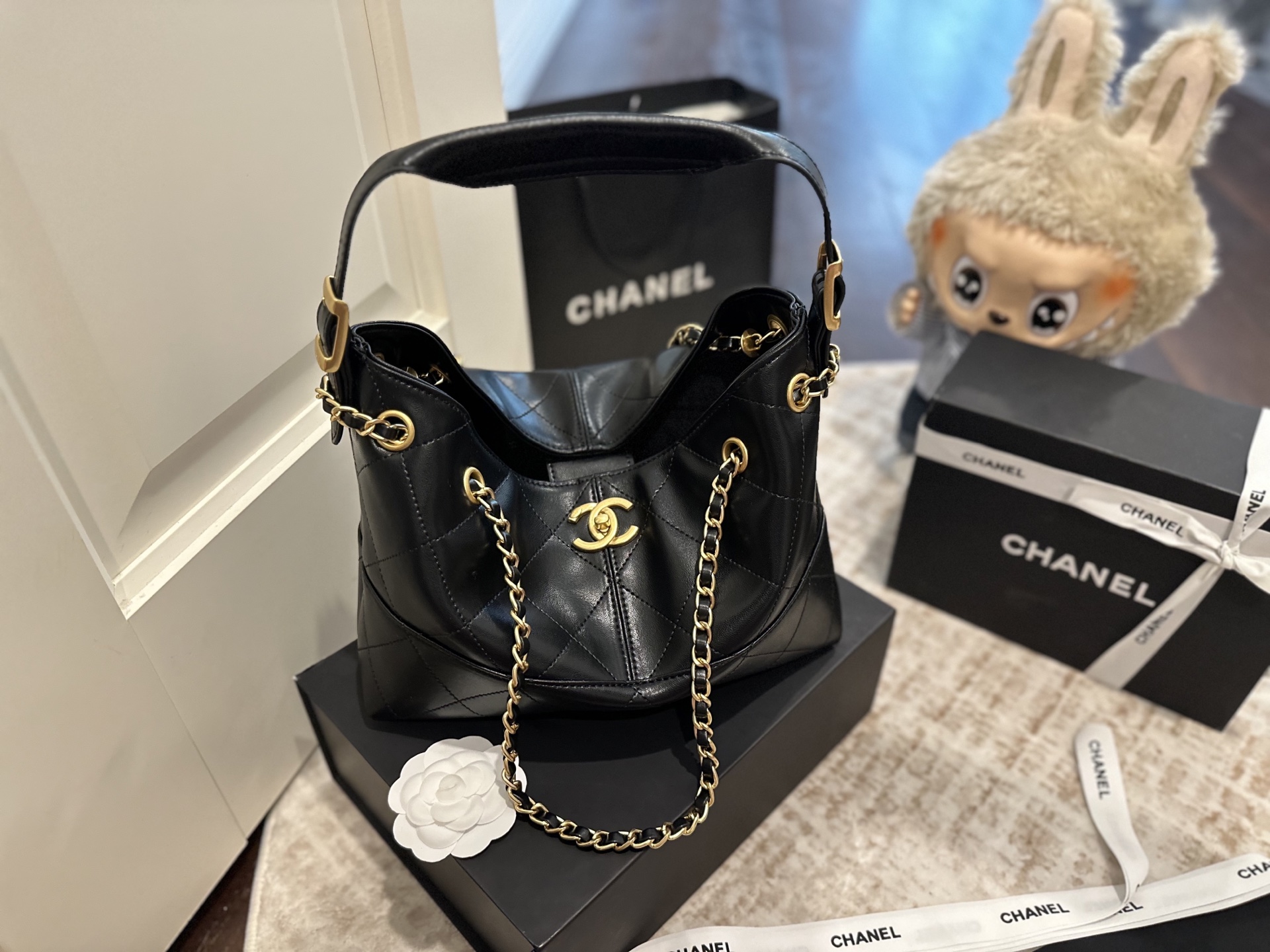 💰320 小号升级版
折叠礼盒包装
chanel香奈儿 新款hobo购物袋手提包 超级喜欢它简单有质感的设计,
上身性感而帅气,很能装而且方便啊!
无敌时髦洋气~尺寸:28cm