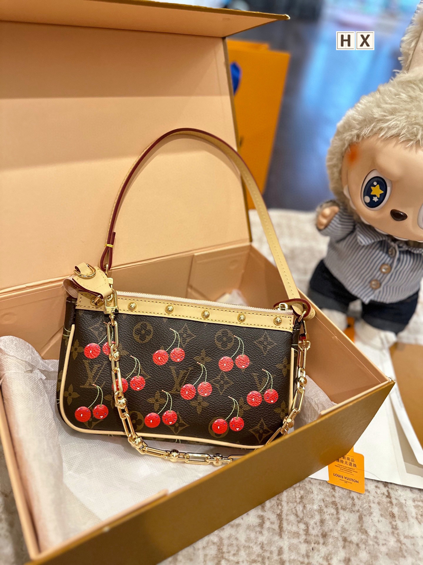 ￼ 官网双盒包装 LV x 村上隆|💰ochette 麻将🍒 💰ochette Accessoires 手袋加入路易威登×村上隆复刻系列. Monogram 丹宁布烘托樱桃图案刺绣的明丽气息,诠释该日本艺术家的玩趣美学理念. 皮革饰边的饰钉元素和莹泽金属件丰富细节 x4.5x13cm