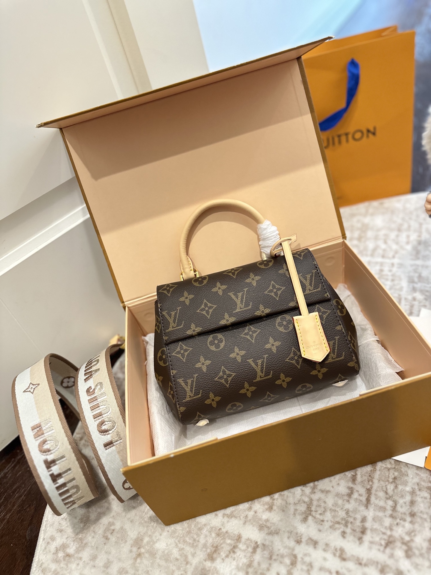 折叠礼盒包装 Lv 路易威登cluny 老花 单肩斜款 这款包真的很简单 😍 越看越好看 容量非常感人 轻松装纳日常随身物品 这只包真的要安利大家 简直是搭配神器 女神必备单品 尺寸:20cm