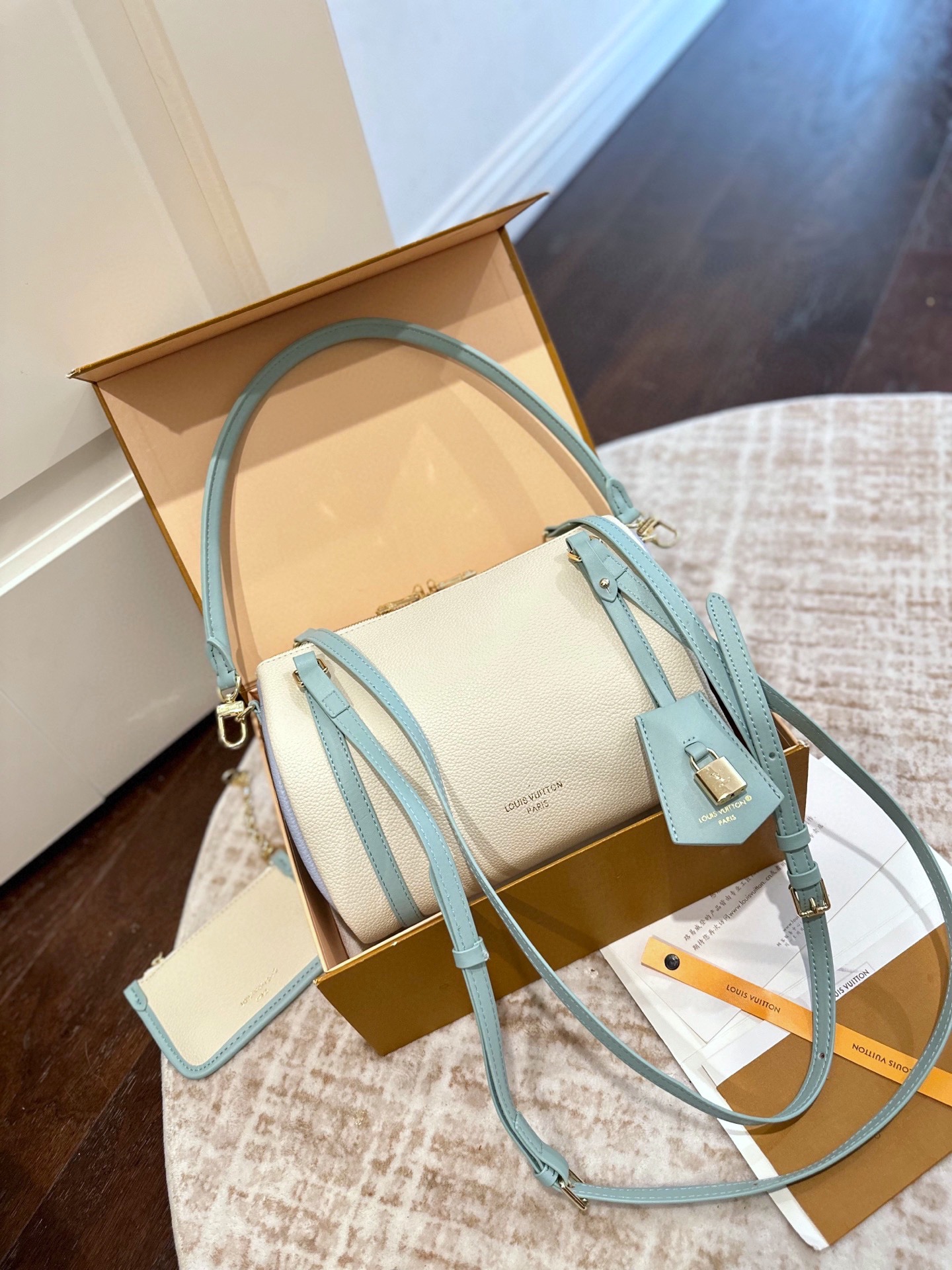 💰370  官网双盒包装
lv s💰eedy25trunk 枕头包
精致美丽 高级优雅
很好驾驭，不挑衣服，不挑季节
size：25cm