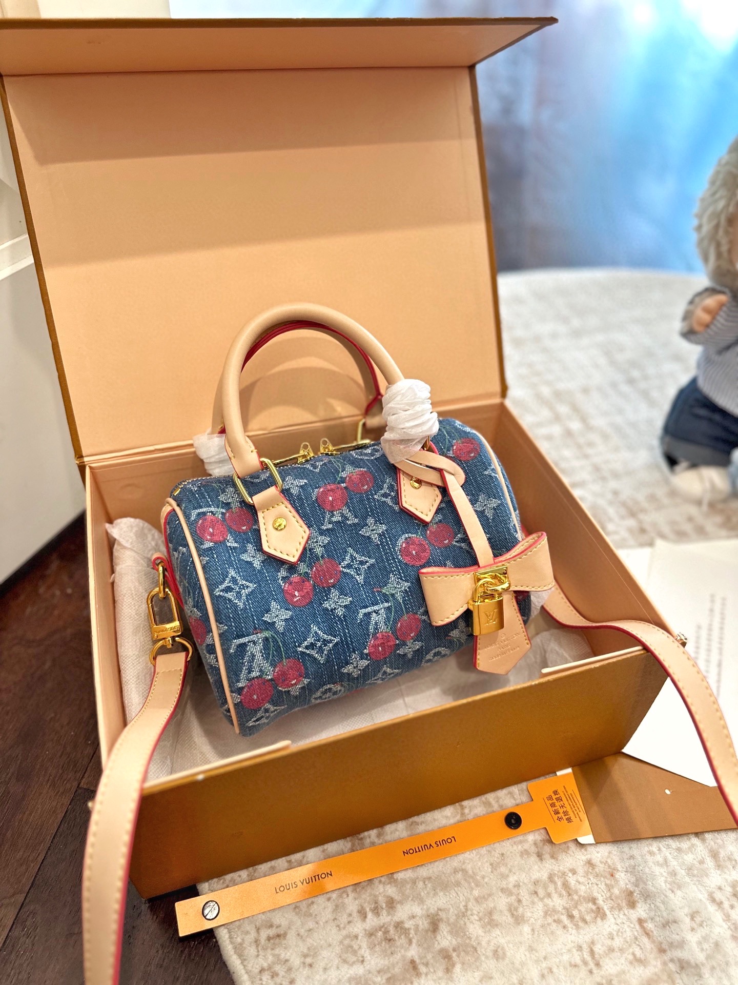 礼盒包装 Lv浅色牛仔 s💰eedy 20尺寸完美,上身真香 拿到实物开箱后.我想说见到的实物比照片里好看,并且肩带可以拆卸,包尺寸20*13*12cm,对一个158的女生来说,尺寸真的很ok了,既保留了nano的可爱,又实现了非常可观的容量,两者都兼顾了. 经典的老花monogram搭配浅色把手,老花粉必入的一款. 超级推荐入手的一款.#LV老花#lv #Ivs💰eedy16枕头包! 尺寸 20cm