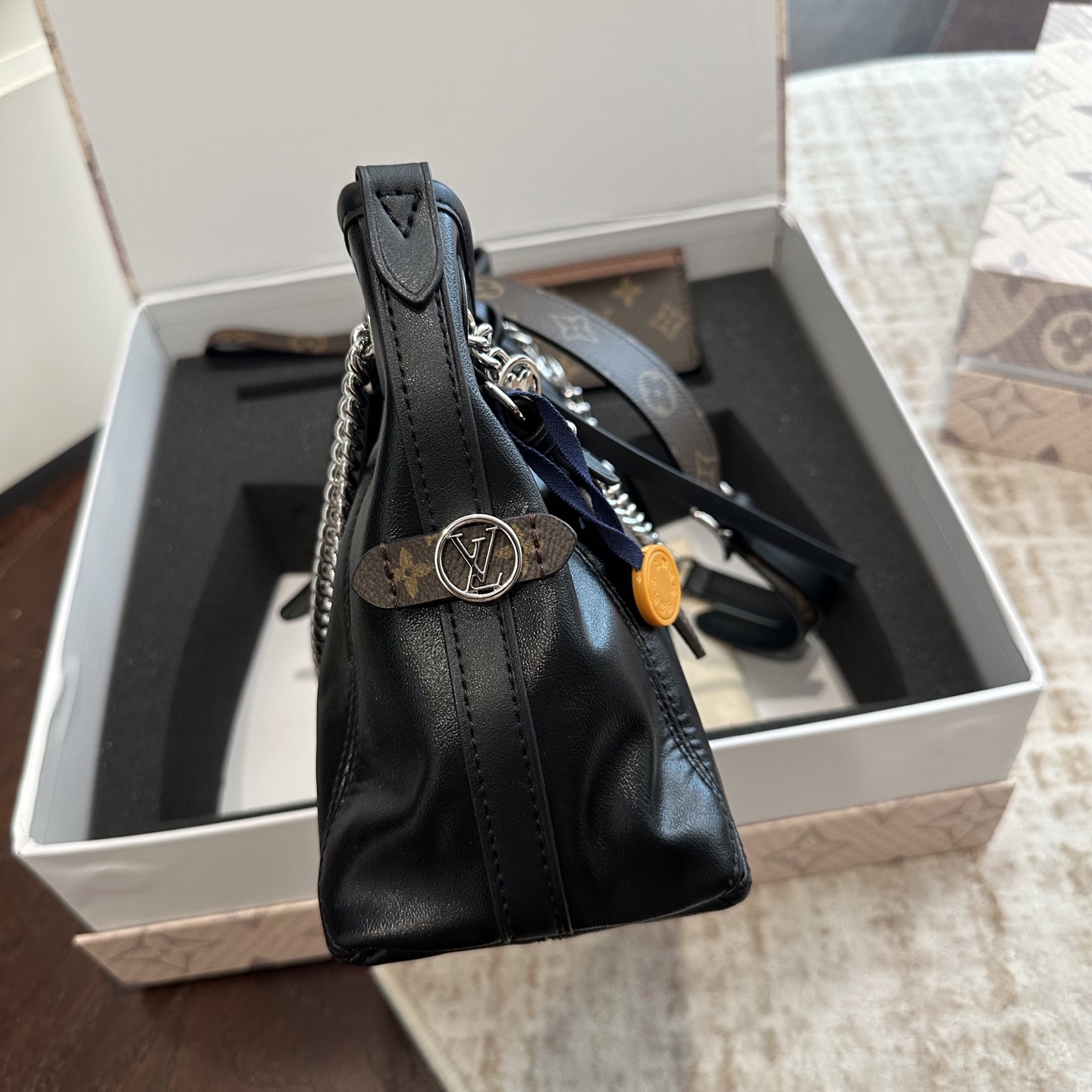 💰498  全套
【Lv黑武士Carryall BB➕➕Lv卡包➕Lv钥匙扣】
新的Lv黑武士carryall bb
鲶鱼须子和大金链子宝宝们形容的太贴切了 LV配金链子真的好看

小小咩觉得新版carryall变可爱 了，而且不喜欢大包的姐妹这个就没什么顾虑了，
尺寸 28cm