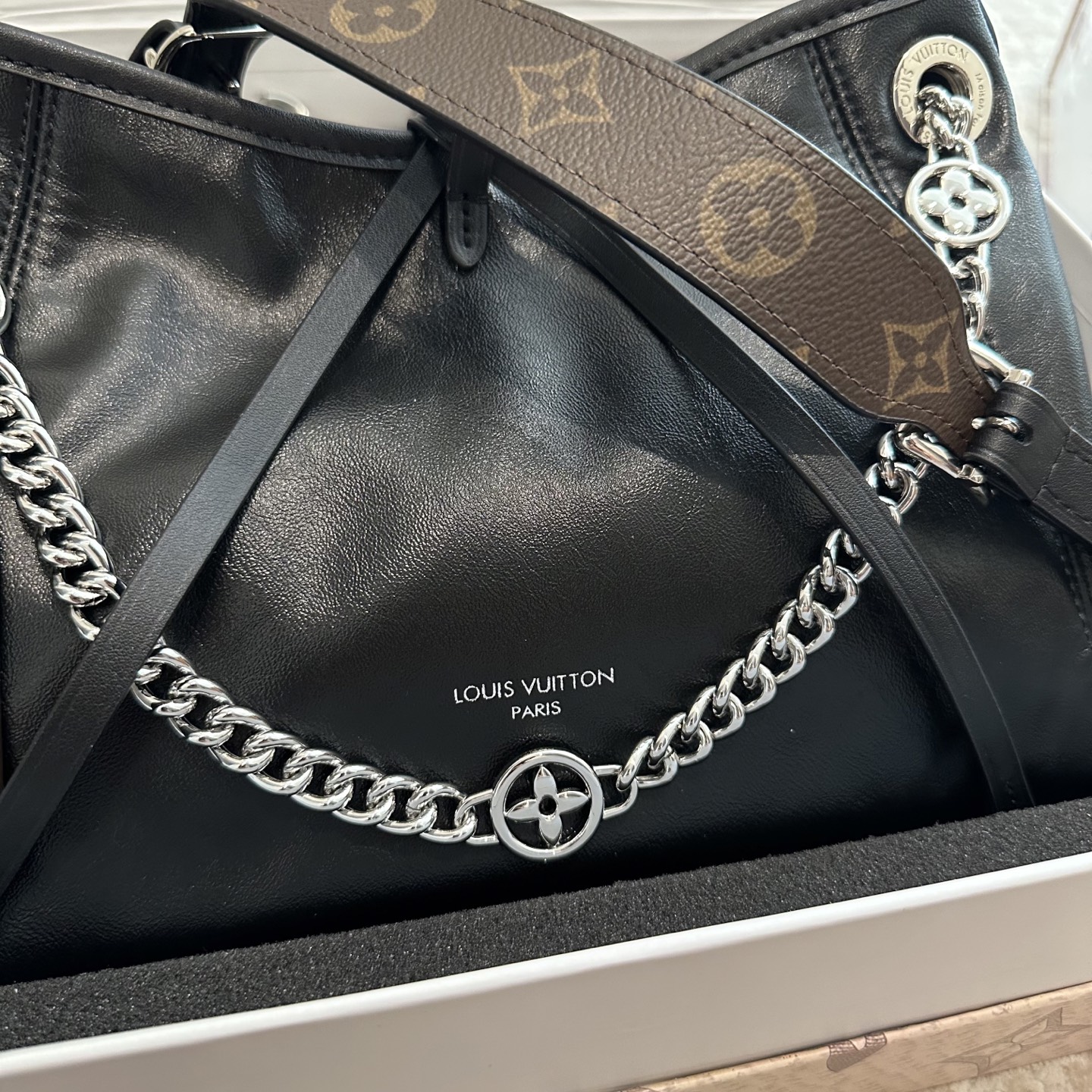 💰498  全套
【Lv黑武士Carryall BB➕➕Lv卡包➕Lv钥匙扣】
新的Lv黑武士carryall bb
鲶鱼须子和大金链子宝宝们形容的太贴切了 LV配金链子真的好看

小小咩觉得新版carryall变可爱 了，而且不喜欢大包的姐妹这个就没什么顾虑了，
尺寸 28cm