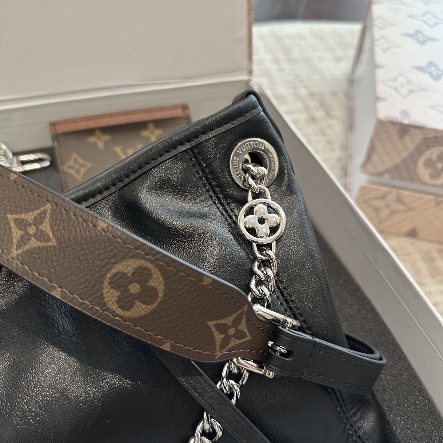 💰498  全套
【Lv黑武士Carryall BB➕➕Lv卡包➕Lv钥匙扣】
新的Lv黑武士carryall bb
鲶鱼须子和大金链子宝宝们形容的太贴切了 LV配金链子真的好看

小小咩觉得新版carryall变可爱 了，而且不喜欢大包的姐妹这个就没什么顾虑了，
尺寸 28cm