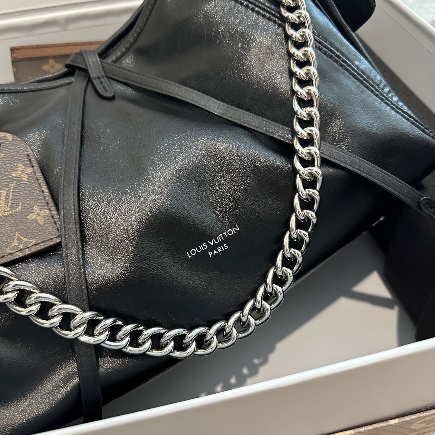 💰498  全套
【Lv黑武士Carryall➕➕Lv卡包➕Lv钥匙扣】
新的Lv黑武士carryall 
鲶鱼须子和大金链子宝宝们形容的太贴切了 LV配金链子真的好看

小小咩觉得新版carryall变可爱 了，而且不喜欢大包的姐妹这个就没什么顾虑了，
尺寸 30cm