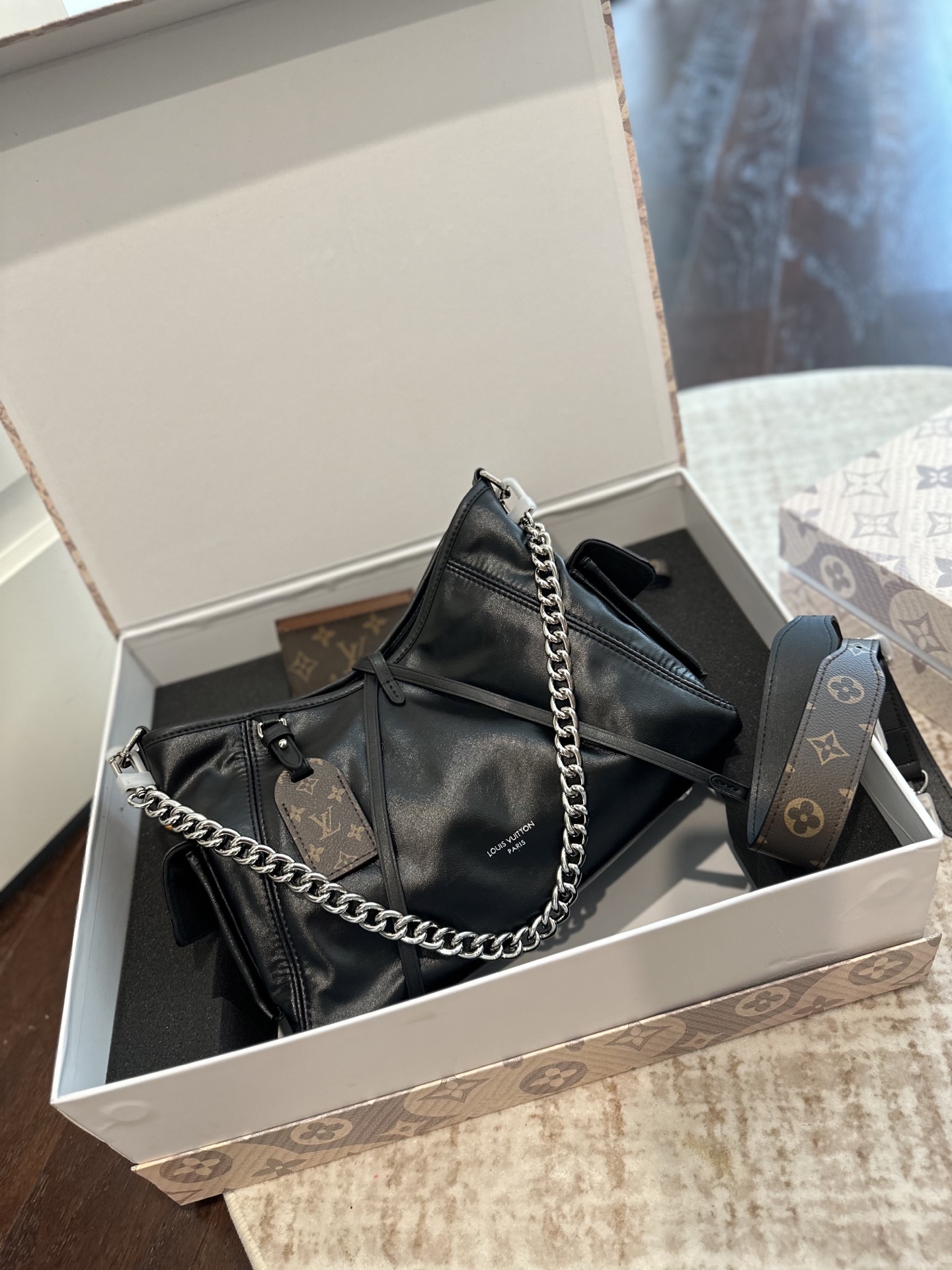 💰498  全套
【Lv黑武士Carryall➕➕Lv卡包➕Lv钥匙扣】
新的Lv黑武士carryall 
鲶鱼须子和大金链子宝宝们形容的太贴切了 LV配金链子真的好看

小小咩觉得新版carryall变可爱 了，而且不喜欢大包的姐妹这个就没什么顾虑了，
尺寸 30cm