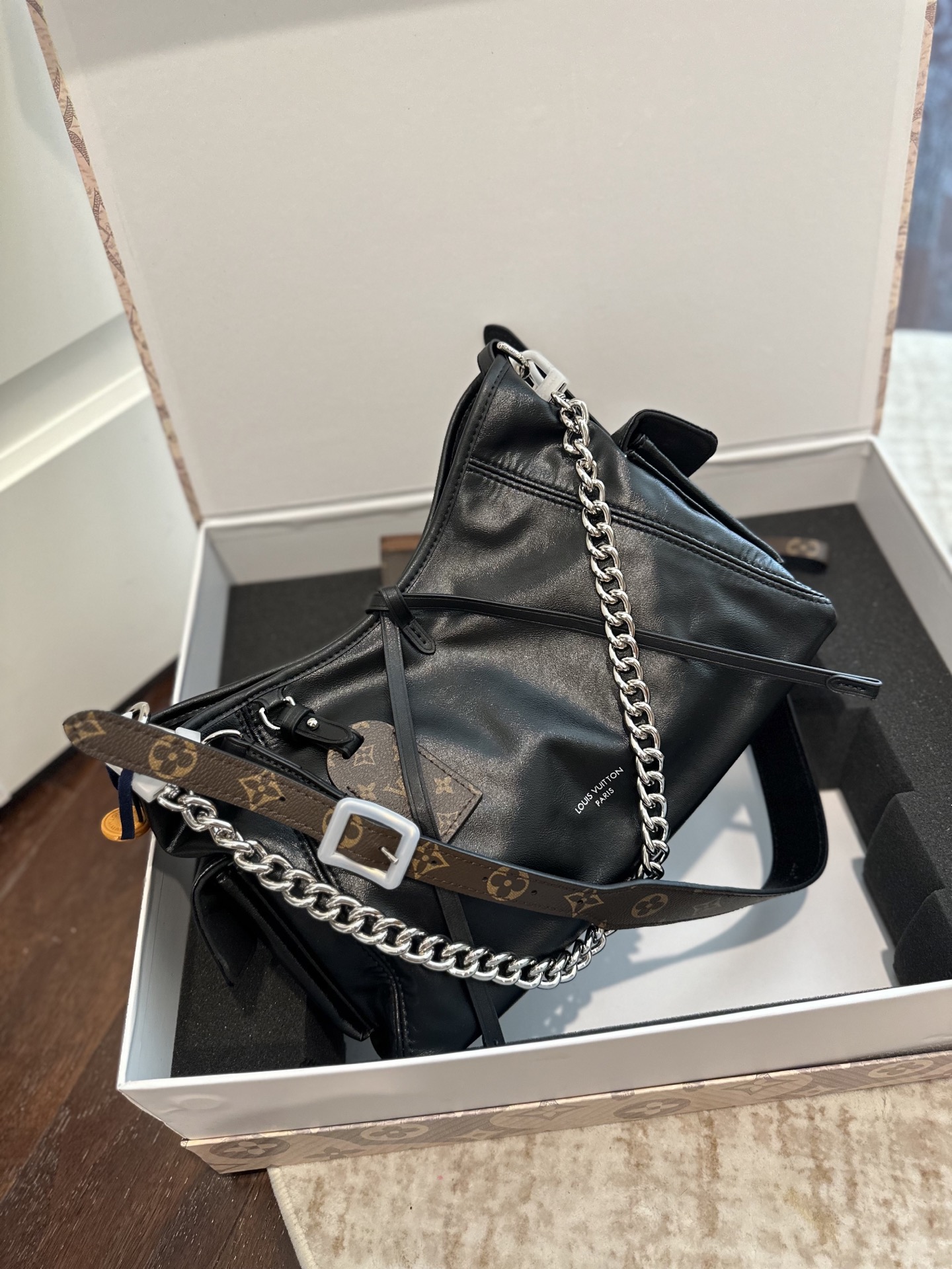 💰498  全套
【Lv黑武士Carryall➕➕Lv卡包➕Lv钥匙扣】
新的Lv黑武士carryall 
鲶鱼须子和大金链子宝宝们形容的太贴切了 LV配金链子真的好看

小小咩觉得新版carryall变可爱 了，而且不喜欢大包的姐妹这个就没什么顾虑了，
尺寸 30cm