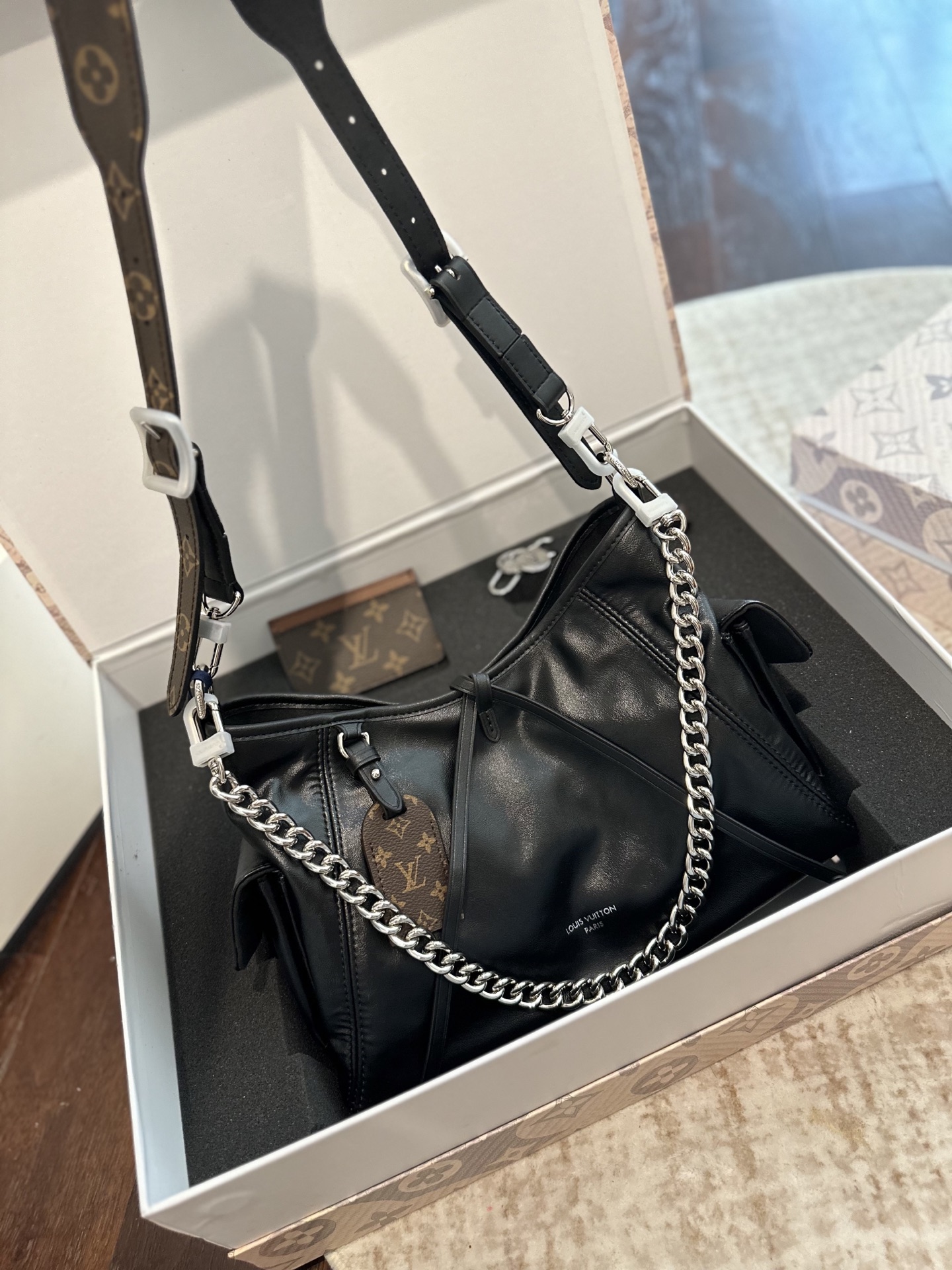 💰498  全套
【Lv黑武士Carryall➕➕Lv卡包➕Lv钥匙扣】
新的Lv黑武士carryall 
鲶鱼须子和大金链子宝宝们形容的太贴切了 LV配金链子真的好看

小小咩觉得新版carryall变可爱 了，而且不喜欢大包的姐妹这个就没什么顾虑了，
尺寸 30cm