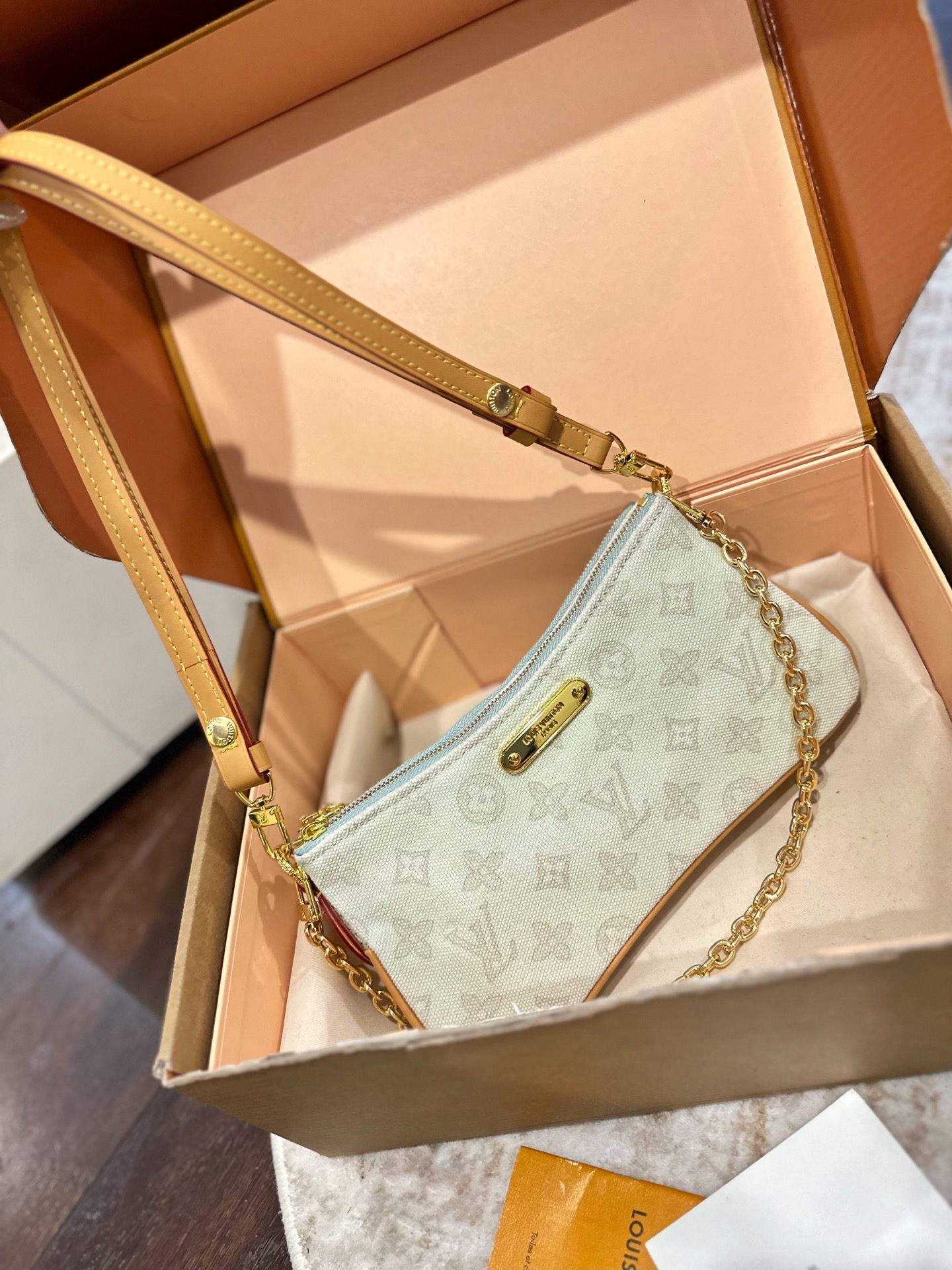 P255 Official Website Double Box Packaging | Lv Denim Underarm Women's Bag Can Be Worn On One Shoulder And Cross-body, High-looking And Versatile | Liv Pochette In Monogram Empreinte Leather Can Fit Tightly On The Arm. It Comes With A Removable Gold-tone Chain And A Removable, Adjustable Double Strap And Is Crafted From Louis Vuitton's Signature Natural Cowhide Leather. A Secure Double Zip Closure And Engraved Gold Plaque Complete This Stylish Piece. Size: 24×13cm